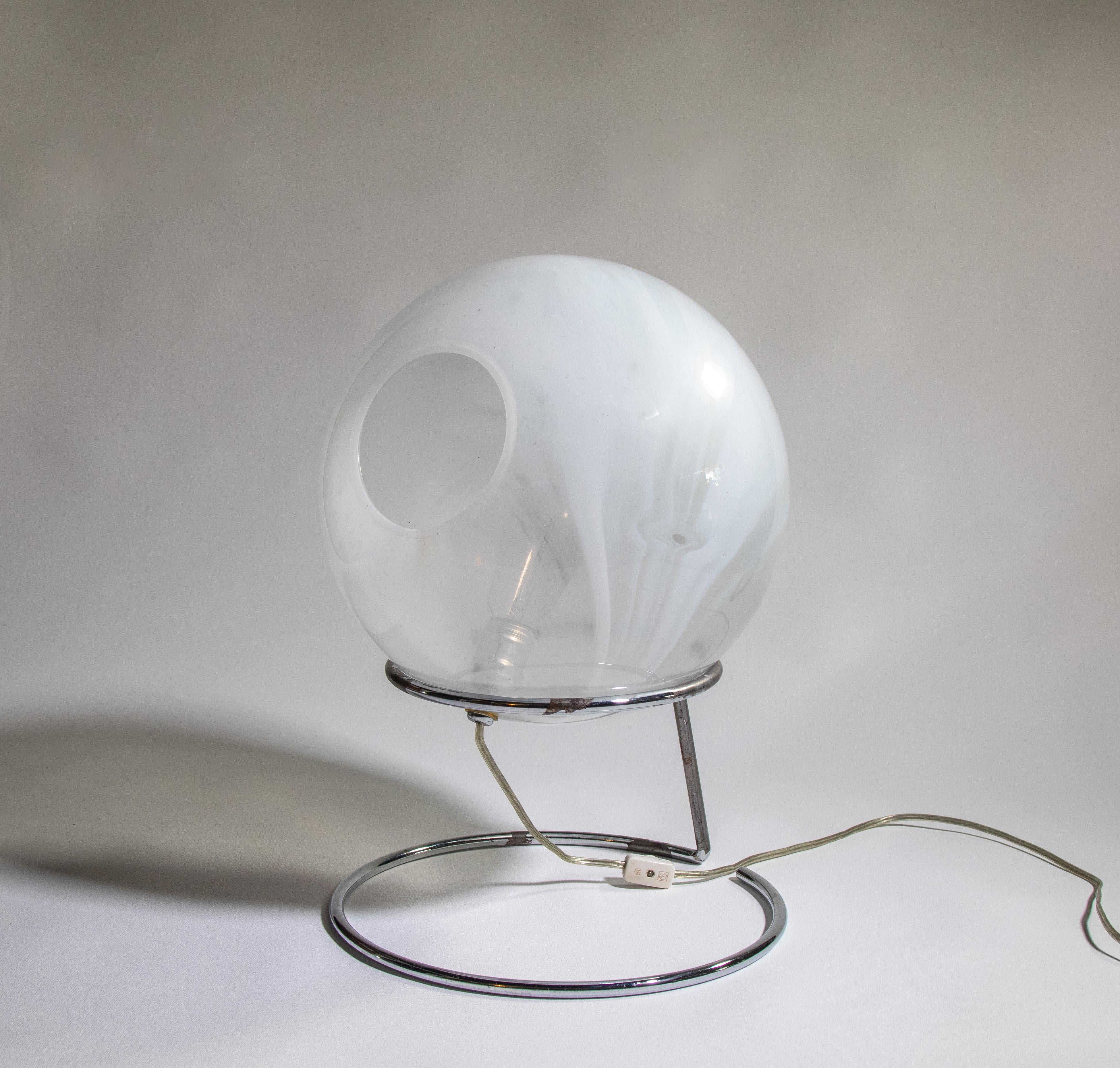 Lampe orbe de style Murano des années 1960, chrome et verre d'art d'après Gino Sarfatti en vente 2