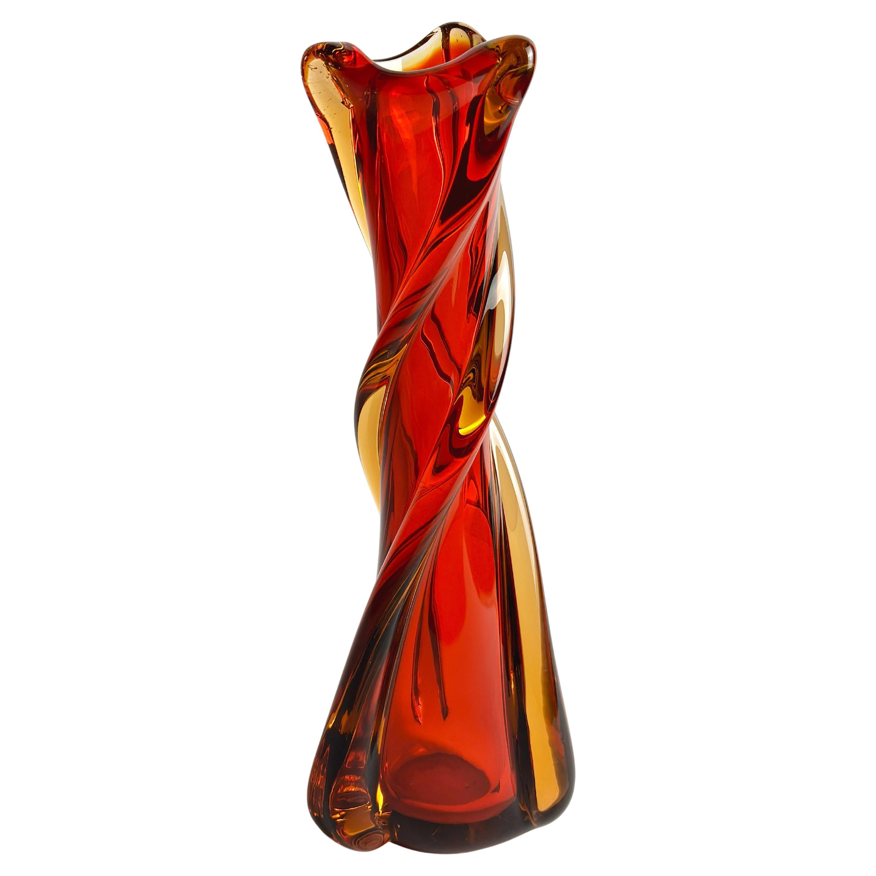 Vaso di Murano Glass Sommerso rosso e ambra degli anni 
60 in vendita