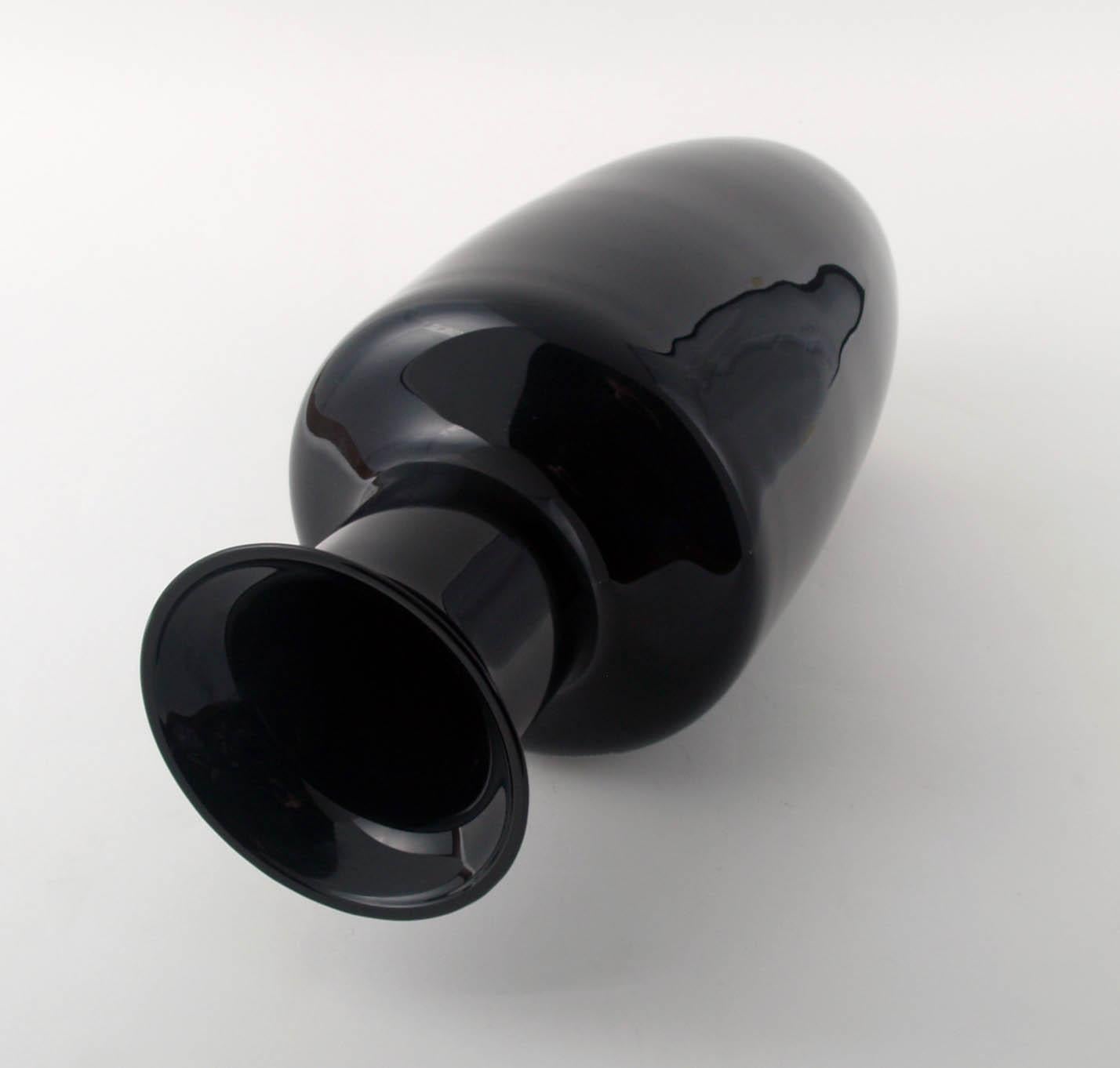 Murano-Vase aus den 1960er Jahren, Tapio Wirkkala für Venini zugeschrieben, schwarzes Muranoglas (Moderne der Mitte des Jahrhunderts) im Angebot