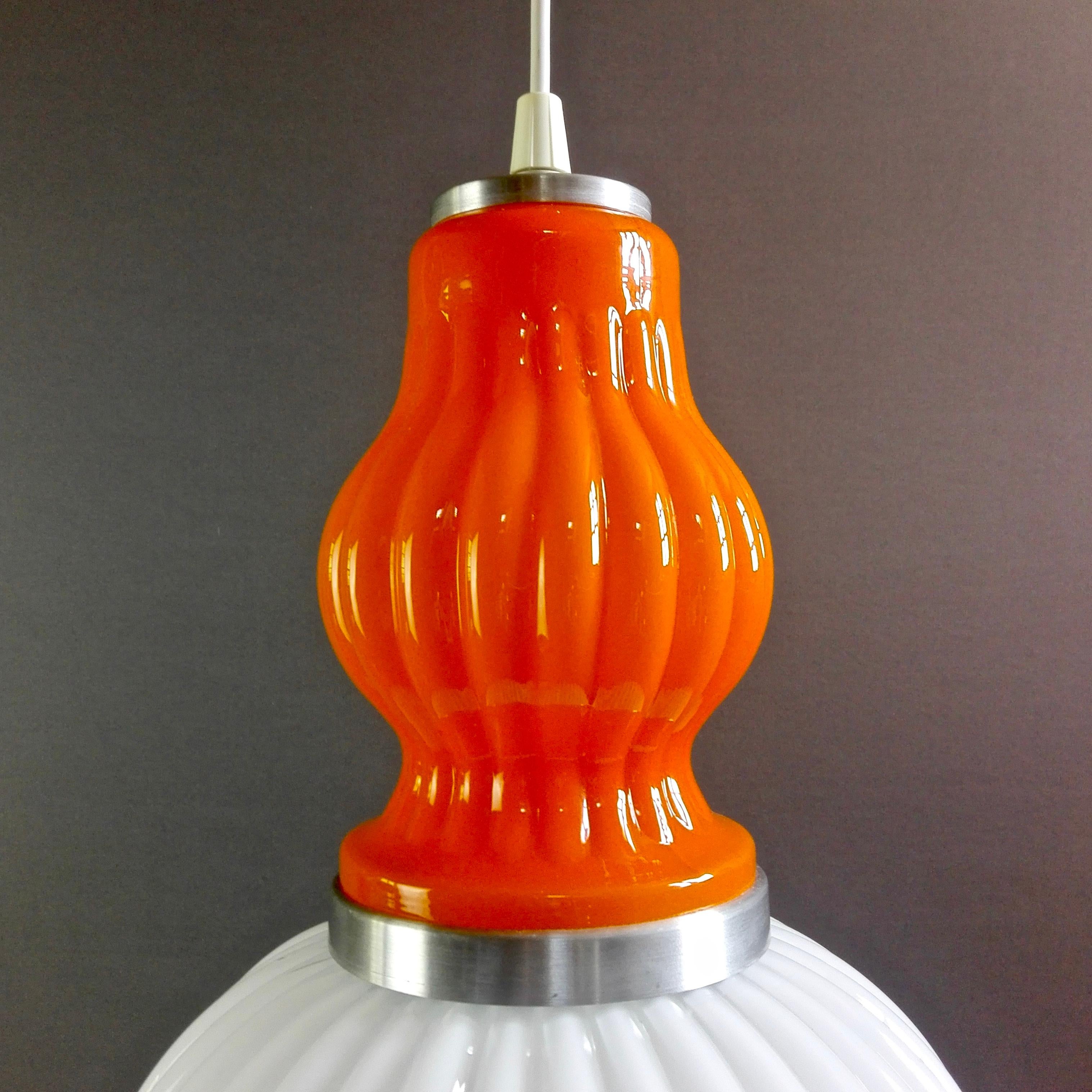 1960s Murano white and orange two-tone glass and aluminum frame pendant lamp.  For Sale 2