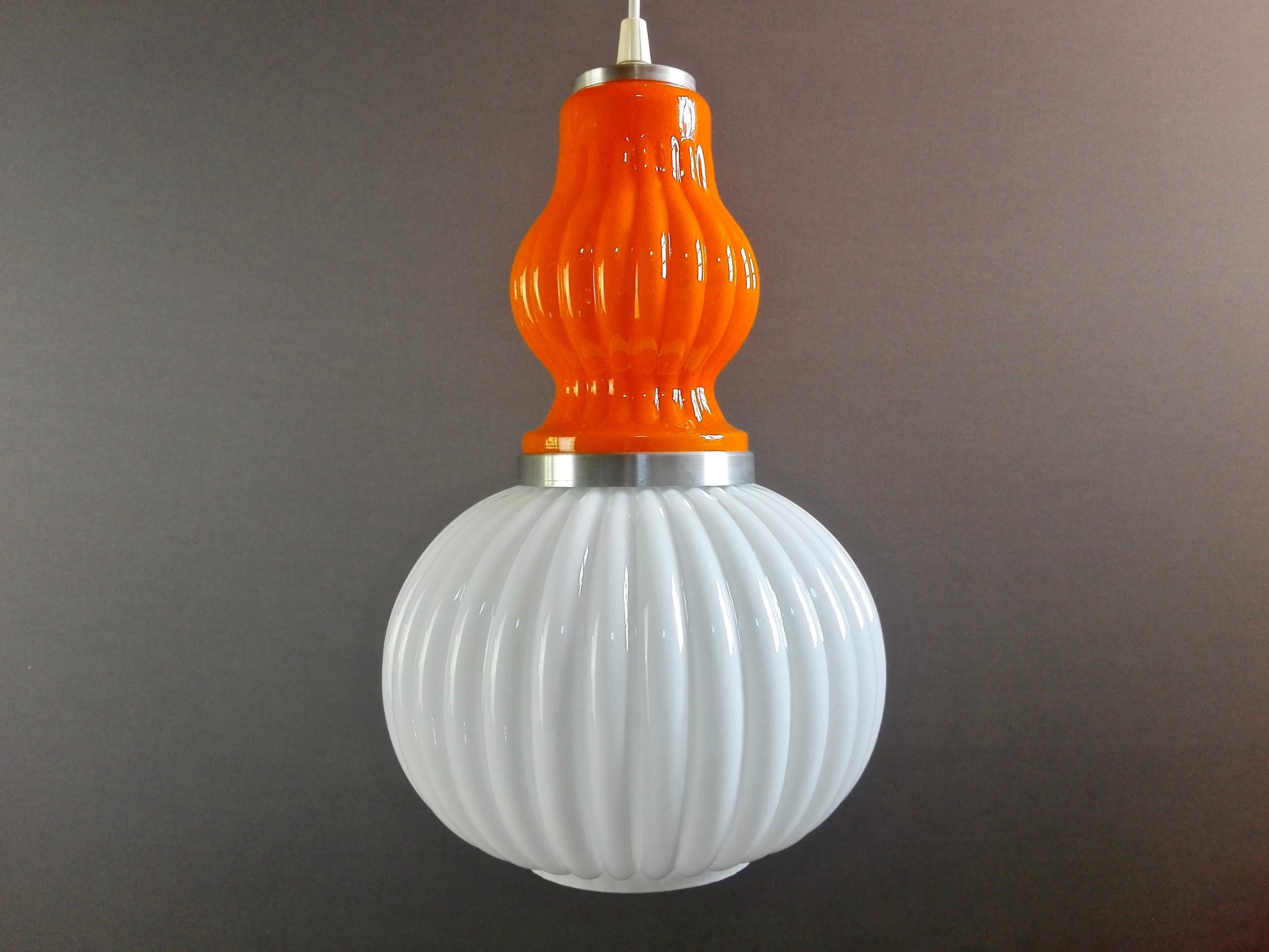 A beautiful two-tone white and orange-red hand-blown Murano glass ceiling lamp in a typical 1960s colour combination. Note the particular workmanship of the glass surface, enriched with a continuous moulding with vertical ribs with a beautiful