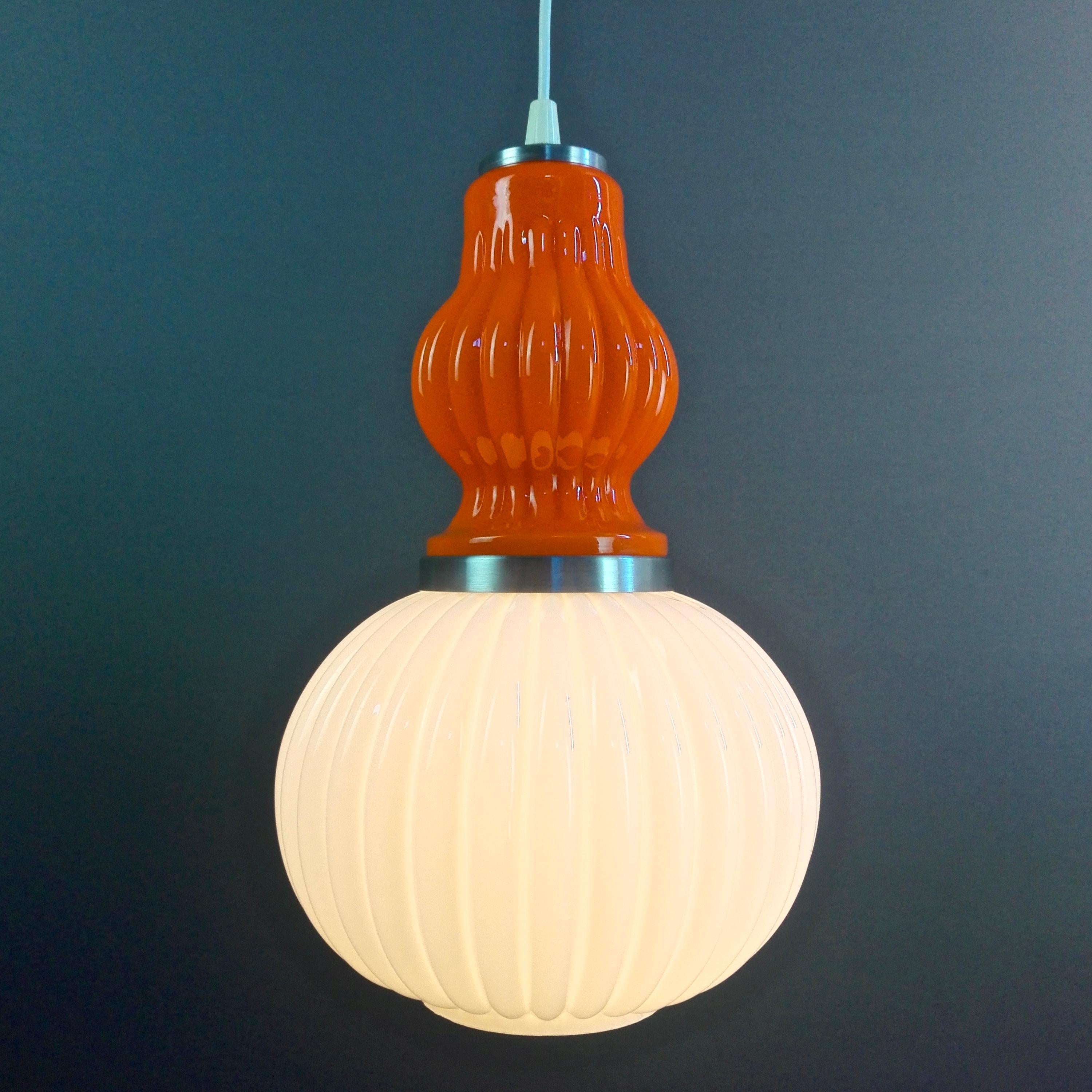 Space Age 1960s Murano white and orange two-tone glass and aluminum frame pendant lamp.  For Sale
