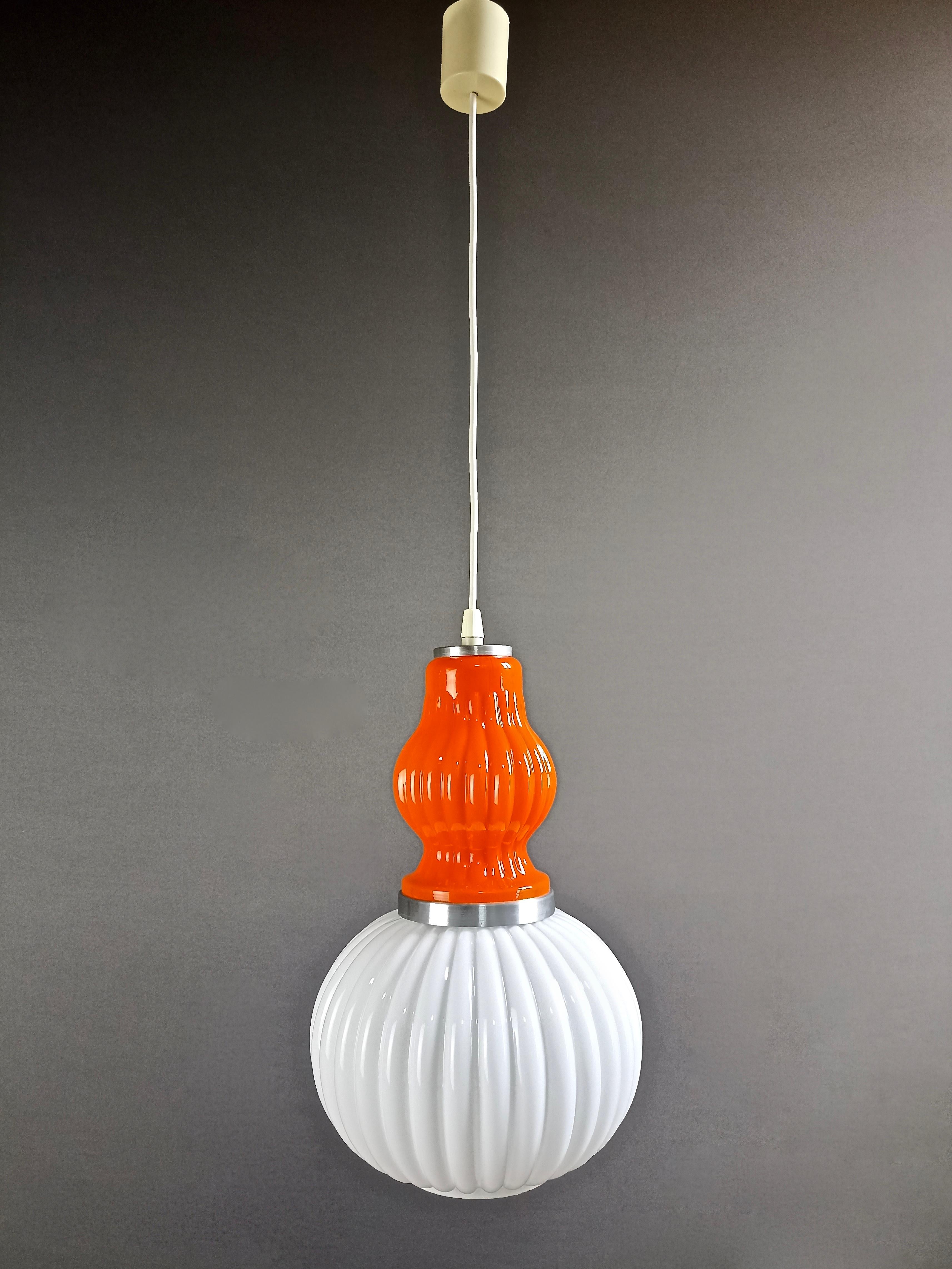 Italian 1960s Murano white and orange two-tone glass and aluminum frame pendant lamp.  For Sale