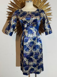 1960 Murray Schneider Vestido enfundado de satén floral violeta con gasa en la cintura
