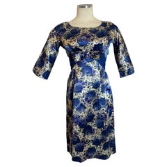 1960 Murray Schneider Vestido enfundado de satén floral violeta con gasa en la cintura