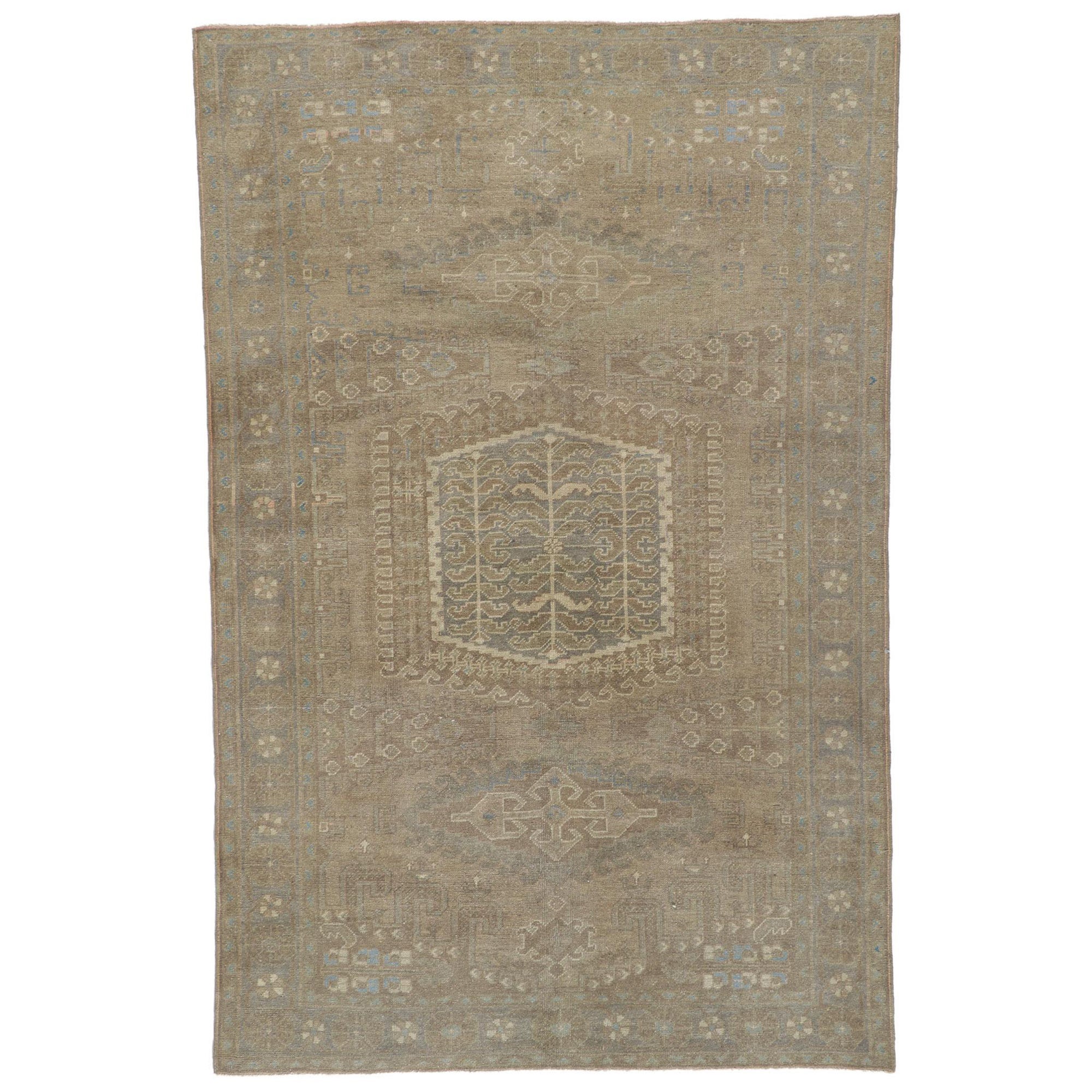 1960er Jahre Gedämpfter persischer Viss-Teppich mit traditionellem Stil im Angebot