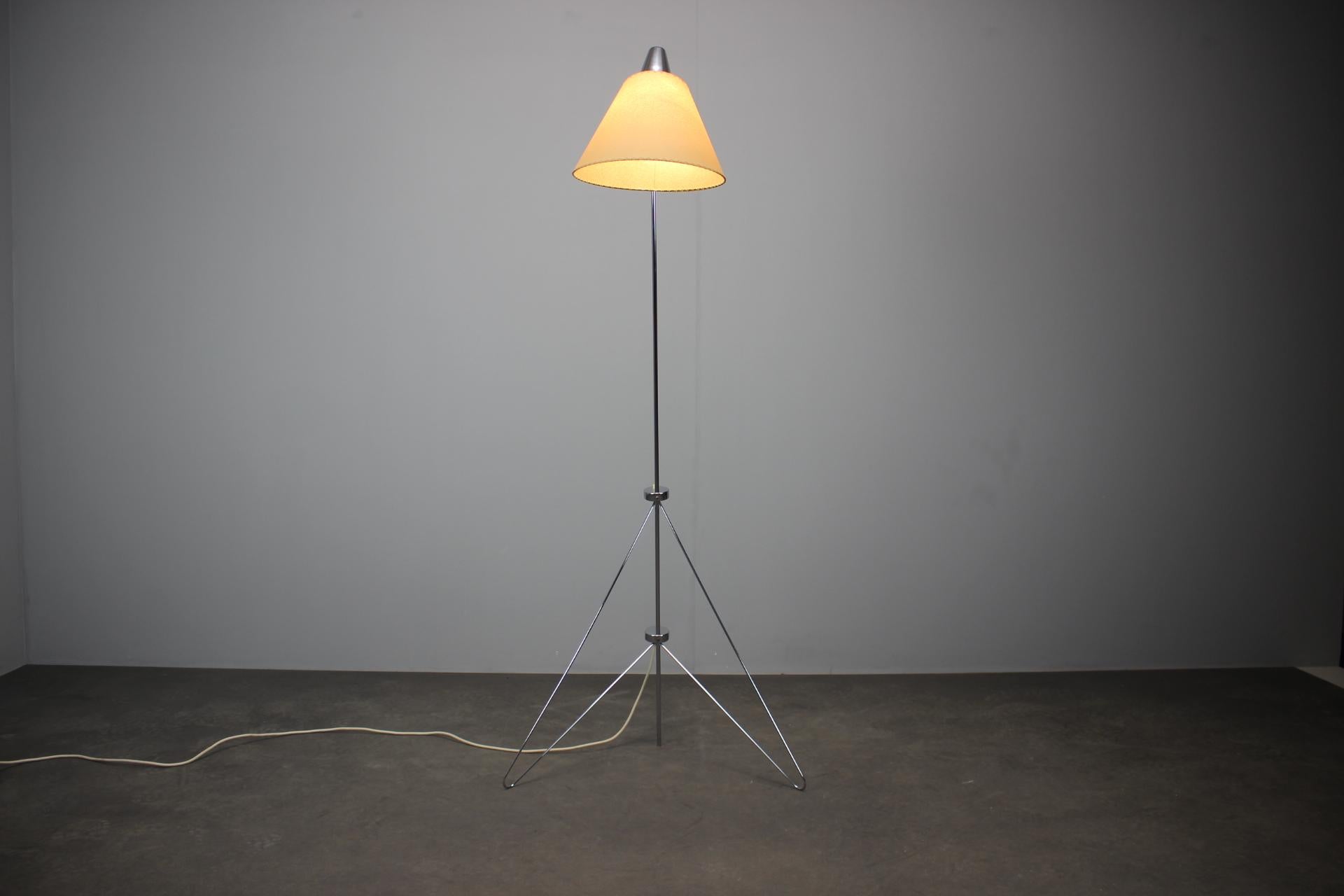 1960s Napako Giraffe Floor Lamp in Chrome by Josef Hůrka with Handmade Parchment in vendita 6