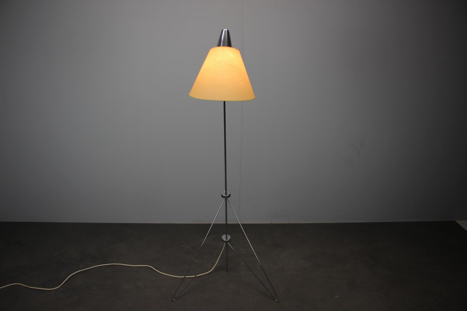 1960s Napako Giraffe Floor Lamp in Chrome by Josef Hůrka with Handmade Parchment in vendita 7