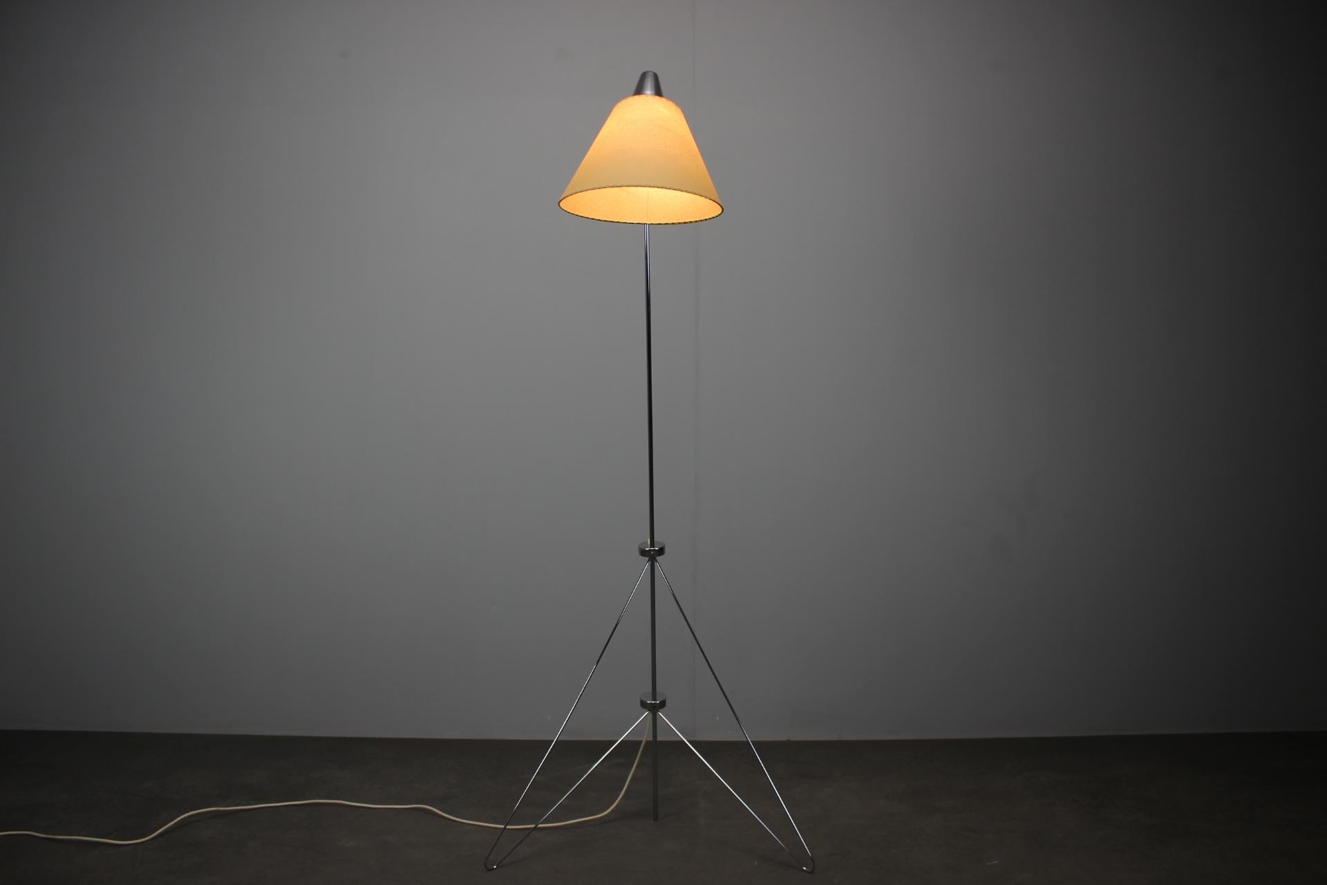 1960s Napako Giraffe Floor Lamp in Chrome by Josef Hůrka with Handmade Parchment in vendita 8