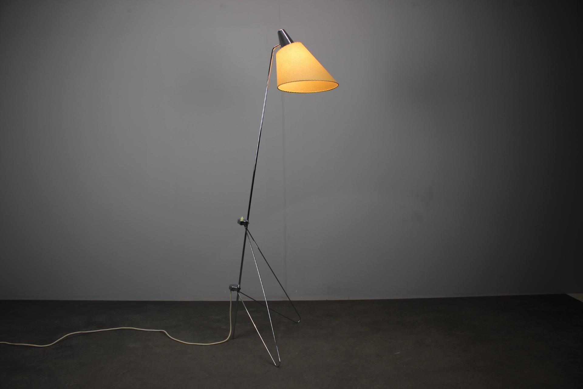 1960s Napako Giraffe Floor Lamp in Chrome by Josef Hůrka with Handmade Parchment in vendita 10