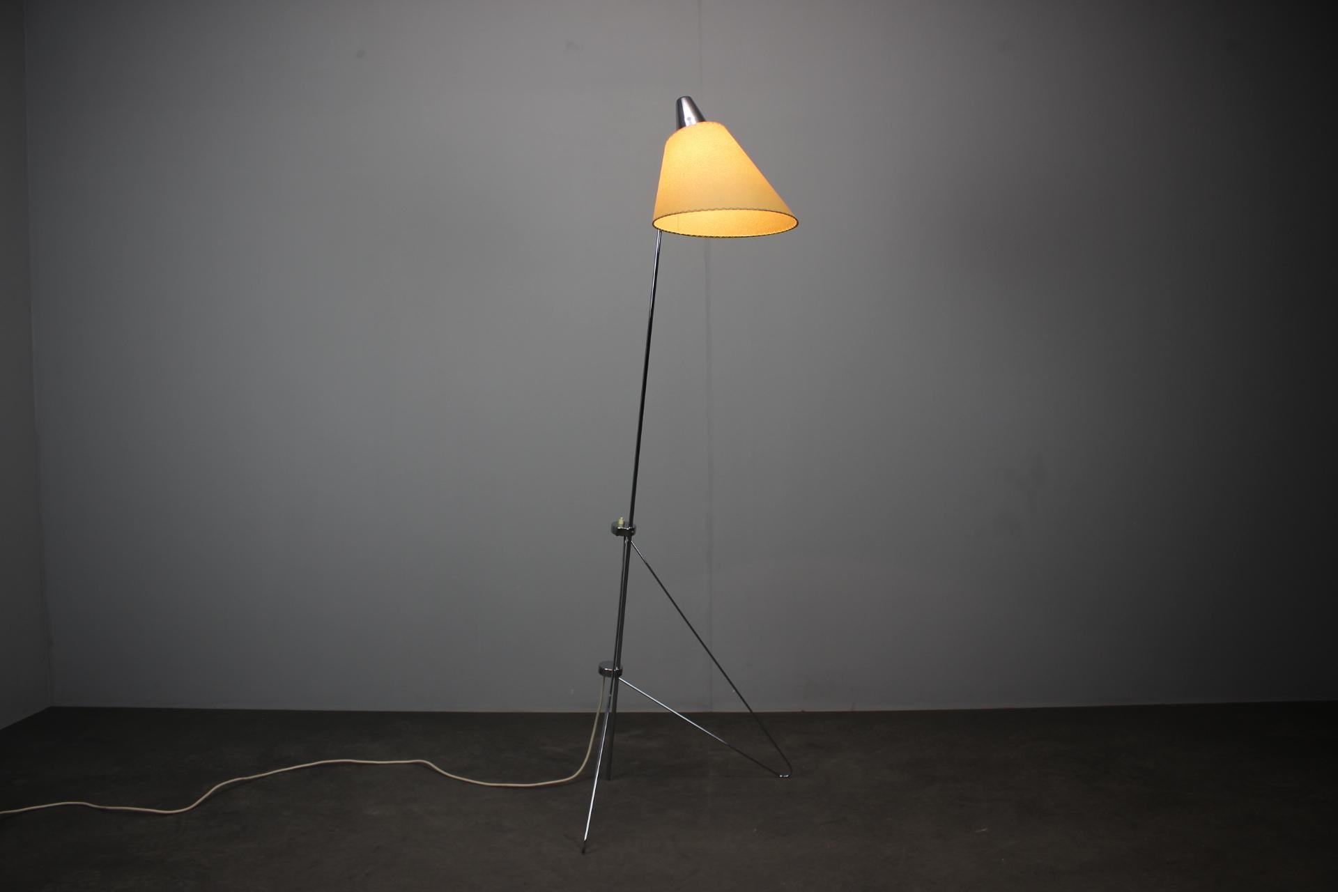 1960s Napako Giraffe Floor Lamp in Chrome by Josef Hůrka with Handmade Parchment in vendita 11