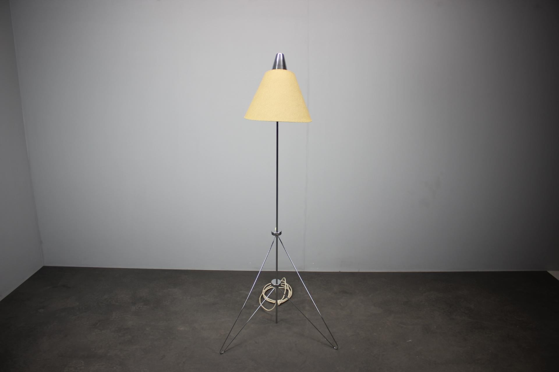Mid-Century moderno 1960s Napako Giraffe Floor Lamp in Chrome by Josef Hůrka with Handmade Parchment in vendita
