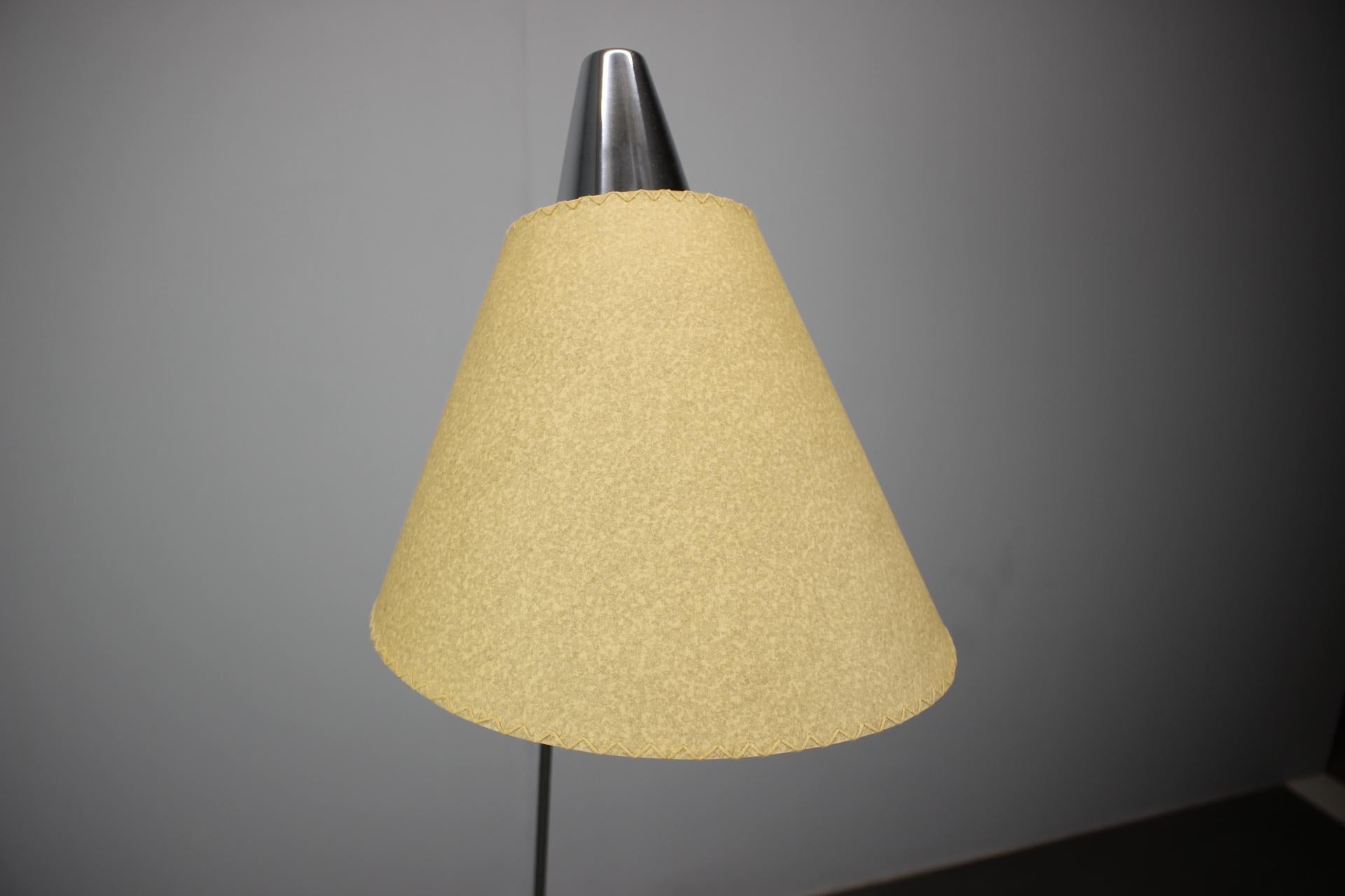 1960s Napako Giraffe Floor Lamp in Chrome by Josef Hůrka with Handmade Parchment In condizioni buone in vendita a Praha, CZ