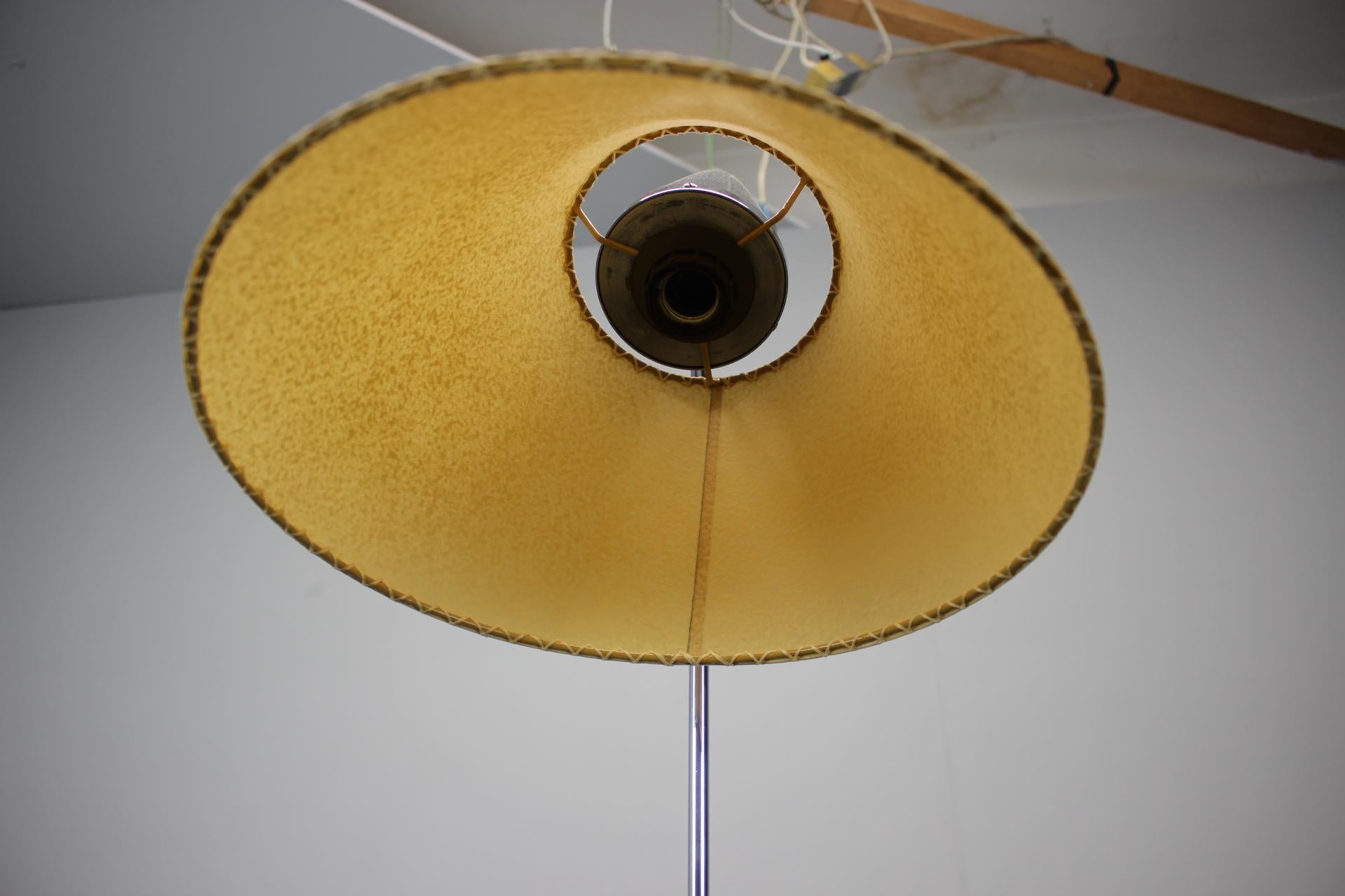 1960s Napako Giraffe Floor Lamp in Chrome by Josef Hůrka with Handmade Parchment in vendita 1