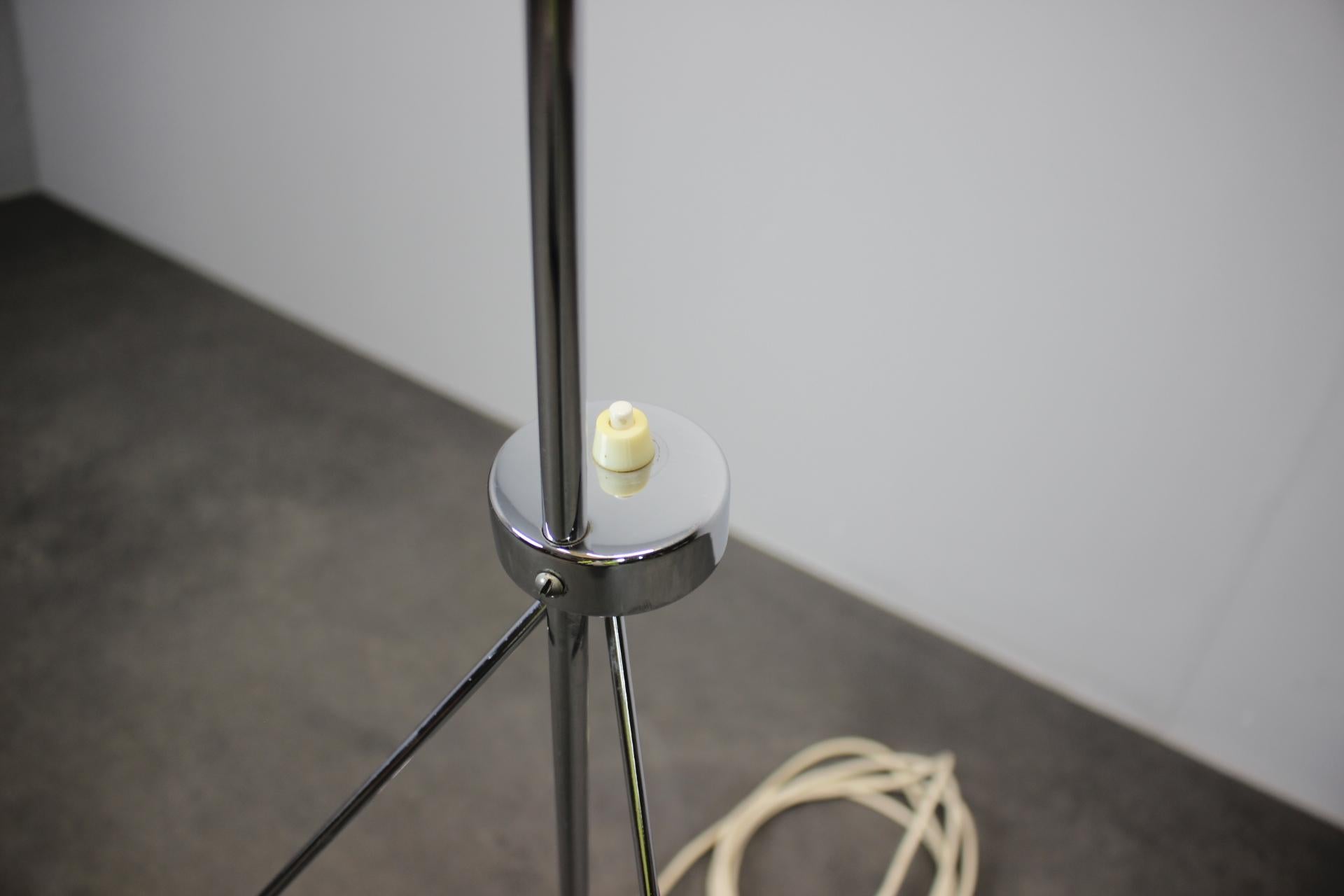 1960s Napako Giraffe Floor Lamp in Chrome by Josef Hůrka with Handmade Parchment in vendita 2