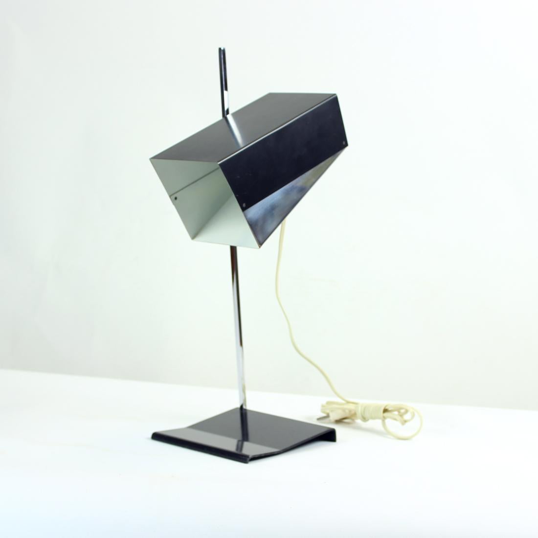 1960s Napako Table Lamp in Chrome & Black Metal, Type 0815, Czechoslovakia In Excellent Condition For Sale In Zohor, SK