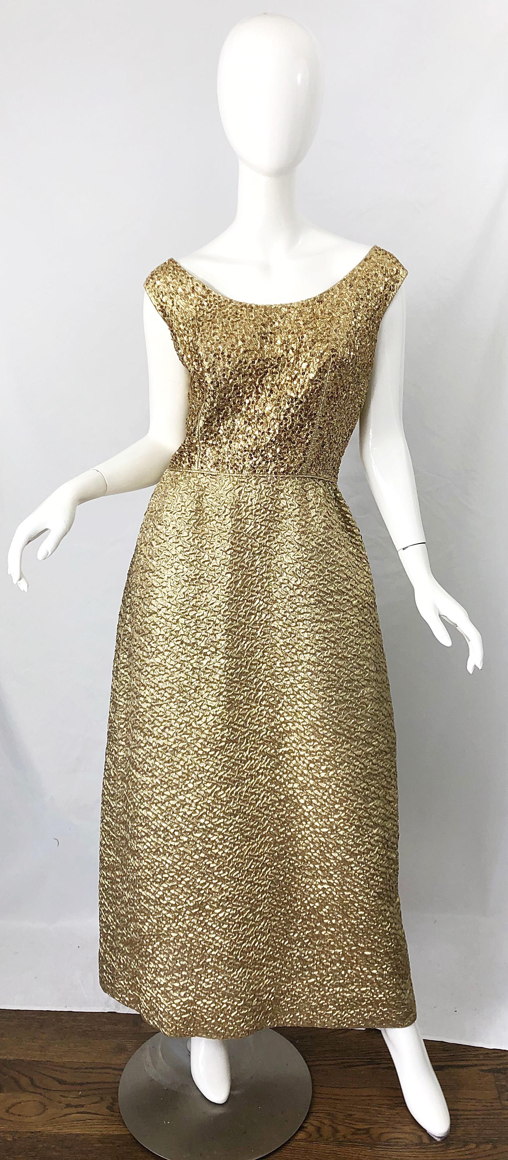 Atemberaubendes, ärmelloses Abendkleid aus den frühen 1960er Jahren von NAT KAPLAN mit goldenen Pailletten und Strasssteinen besetzt! Tausende von handgenähten, sternförmigen, goldenen Pailletten auf dem Mieder, mit goldenen Strasssteinen verstreut.