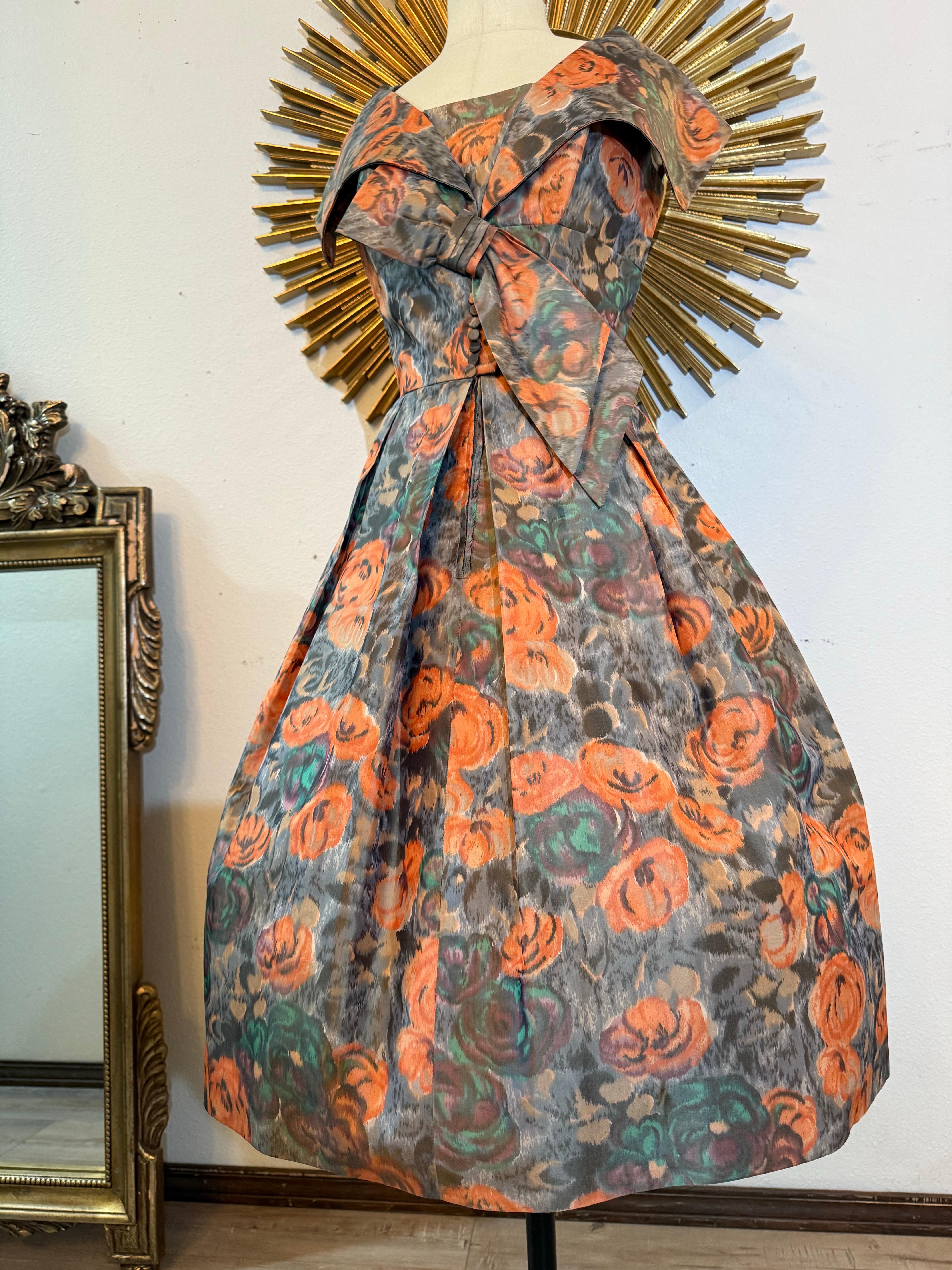 1960s Nathan Strong Silk Taffeta Moire Floral Cocktail Dress w Picture Collar :  Une robe de cocktail inspirée de Dior, fabuleusement séduisante, en abricot, vert et bleu gris, avec fermeture à glissière sur le devant, panneau de pudeur optionnel et