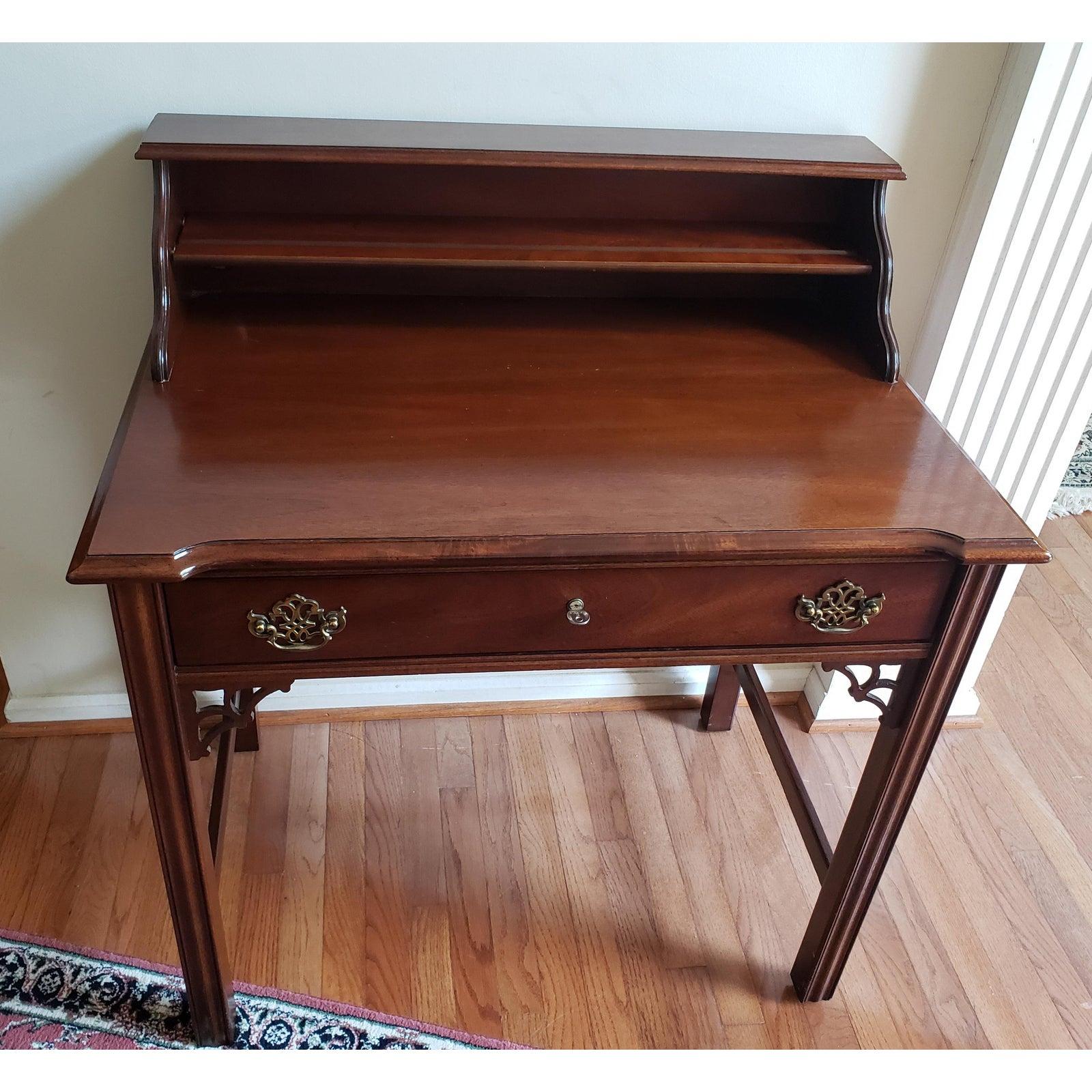 Vintage Chippendale-Schreibtisch aus Mahagoni von National Mount Airy Furniture of North Carolina. 
Maße 34 B x 23,25