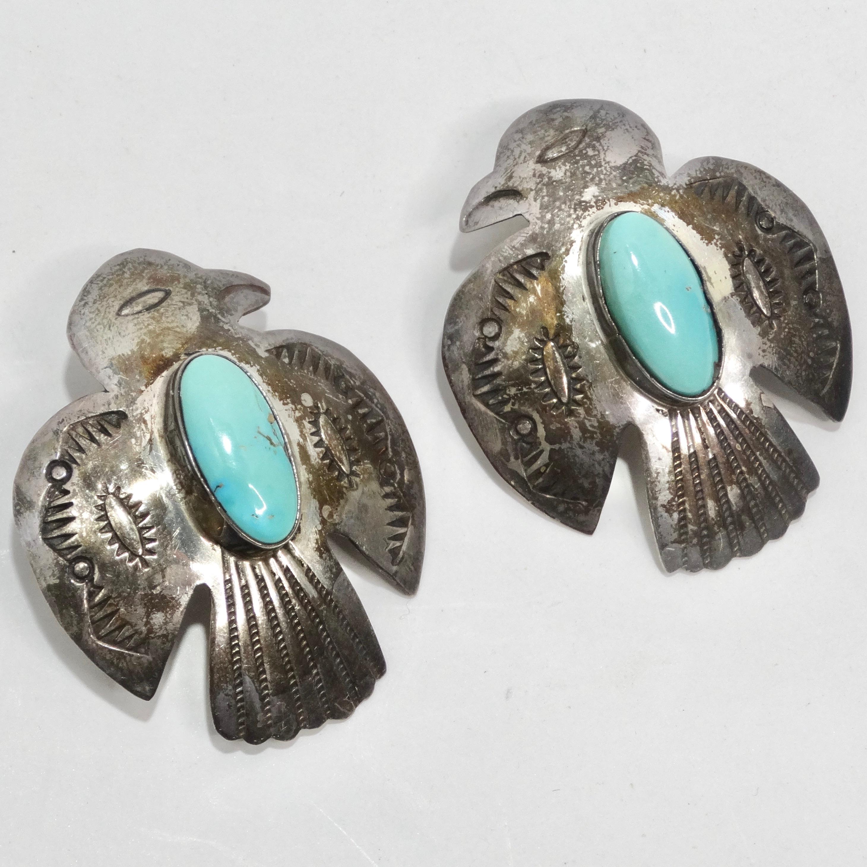 Wir präsentieren die 1960er Native American Silver Turquoise Eagle Earrings - ein Paar Statement-Ohrringe, die das handwerkliche Können und die zeitlose Eleganz des indianischen Schmucks wunderbar verkörpern. Diese Ohrringe sind nicht einfach nur
