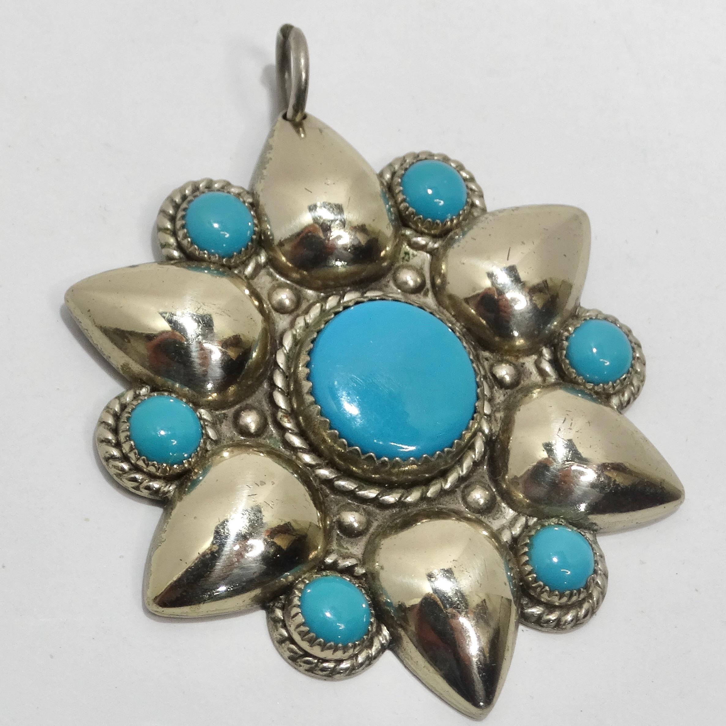 Voici l'exquis pendentif fleur en argent et turquoise des années 1960, un bijou intemporel qui incarne la beauté de l'artisanat amérindien. Ce pendentif n'est pas seulement un accessoire, c'est une œuvre d'art portable qui raconte une histoire de