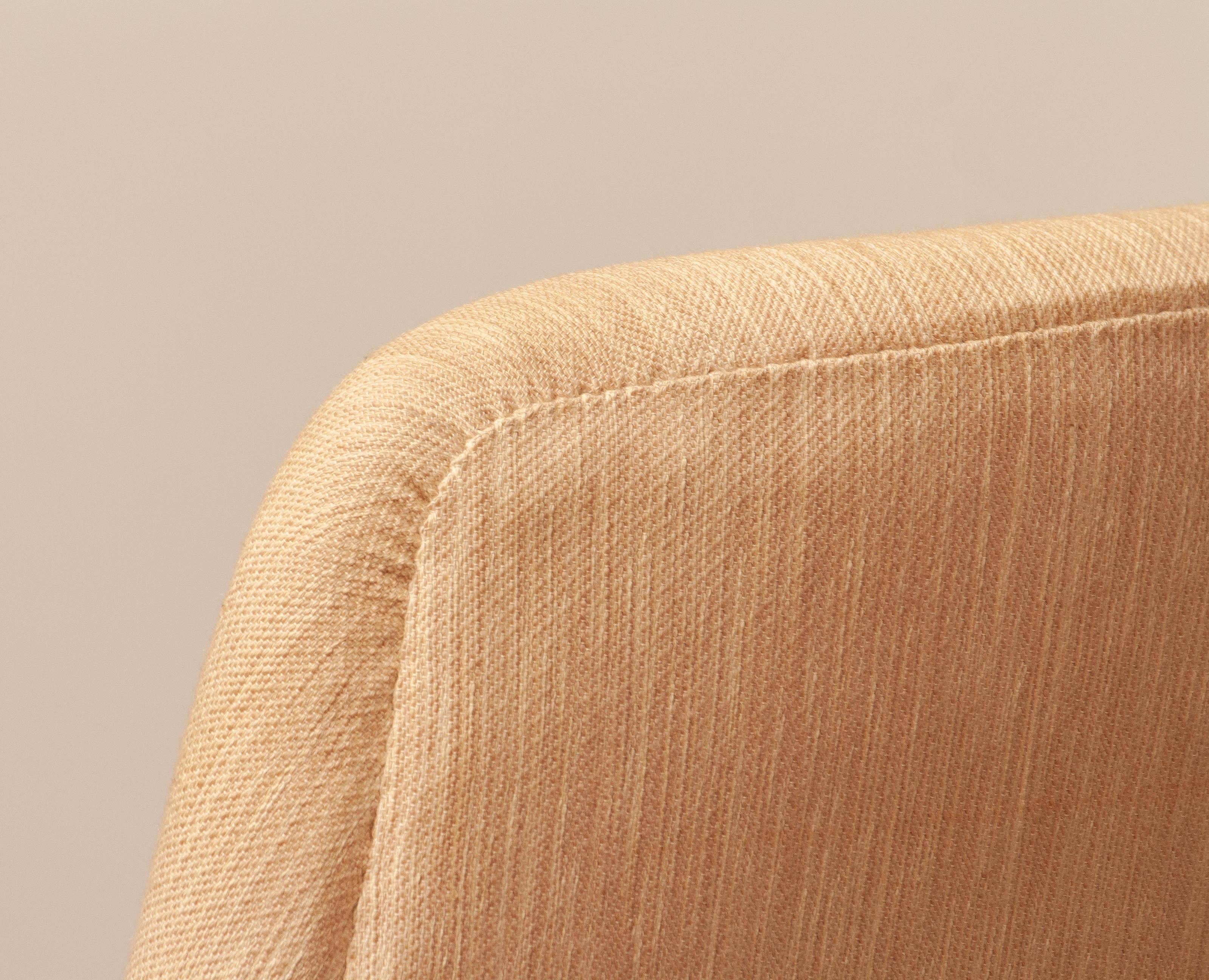 Rare et magnifique chaise longue scandinave à dossier haut, avec le tissu de laine naturel d'origine et les pieds en chêne des années 1960, conçue par Leif Hansen pour Mobelfabriken Kronen au Danemark.
Cette chaise longue est en très bon état et
