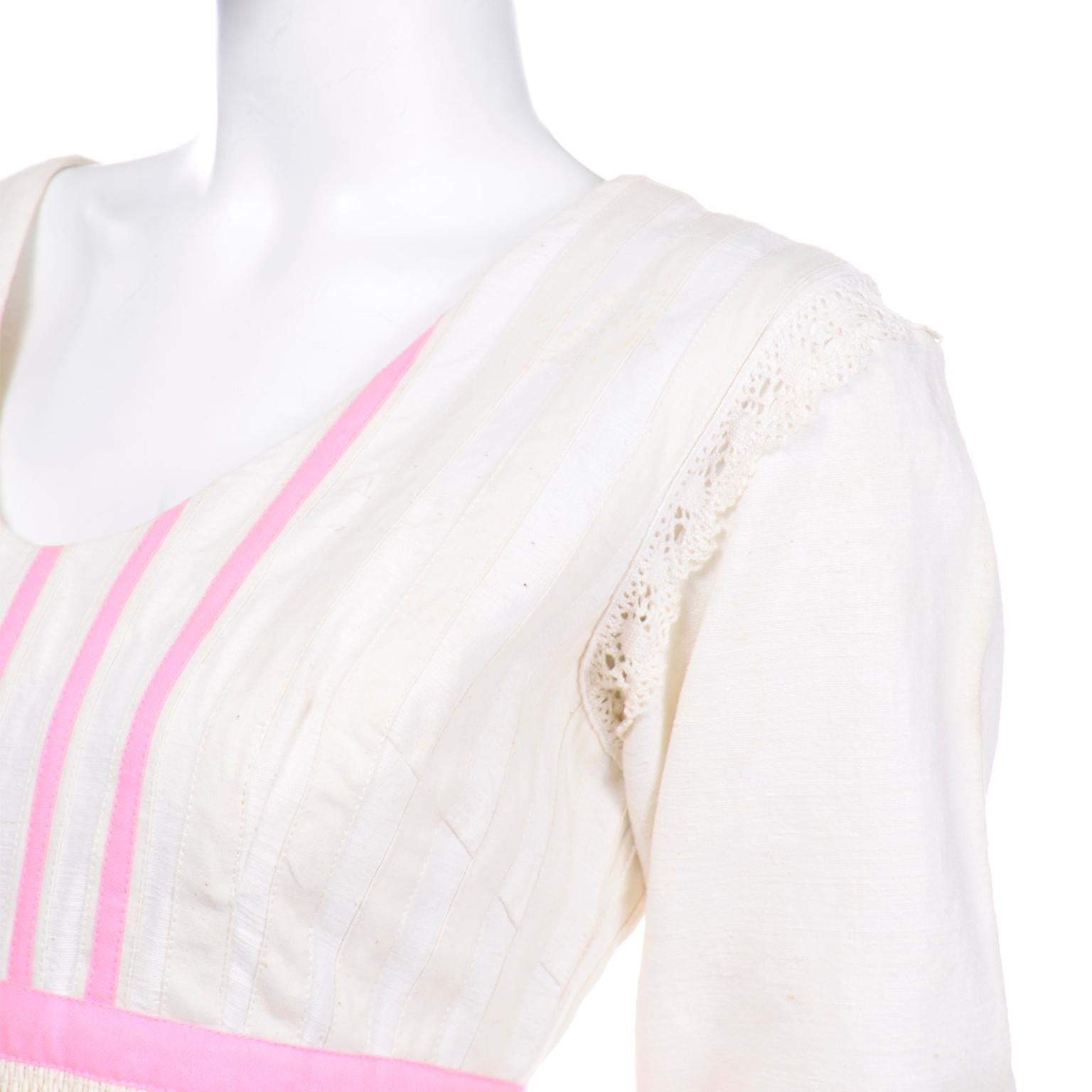 Robe folklorique vintage en lin naturel tissé à la main avec bordure à franges et appliques roses, années 1960 en vente 8