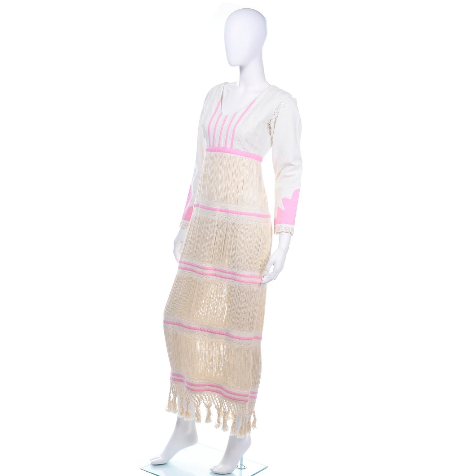 Handgewebtes Vintage-Volkskleid aus Naturleinen aus den 1960er Jahren mit Fransen und rosa Applikationen (Beige) im Angebot