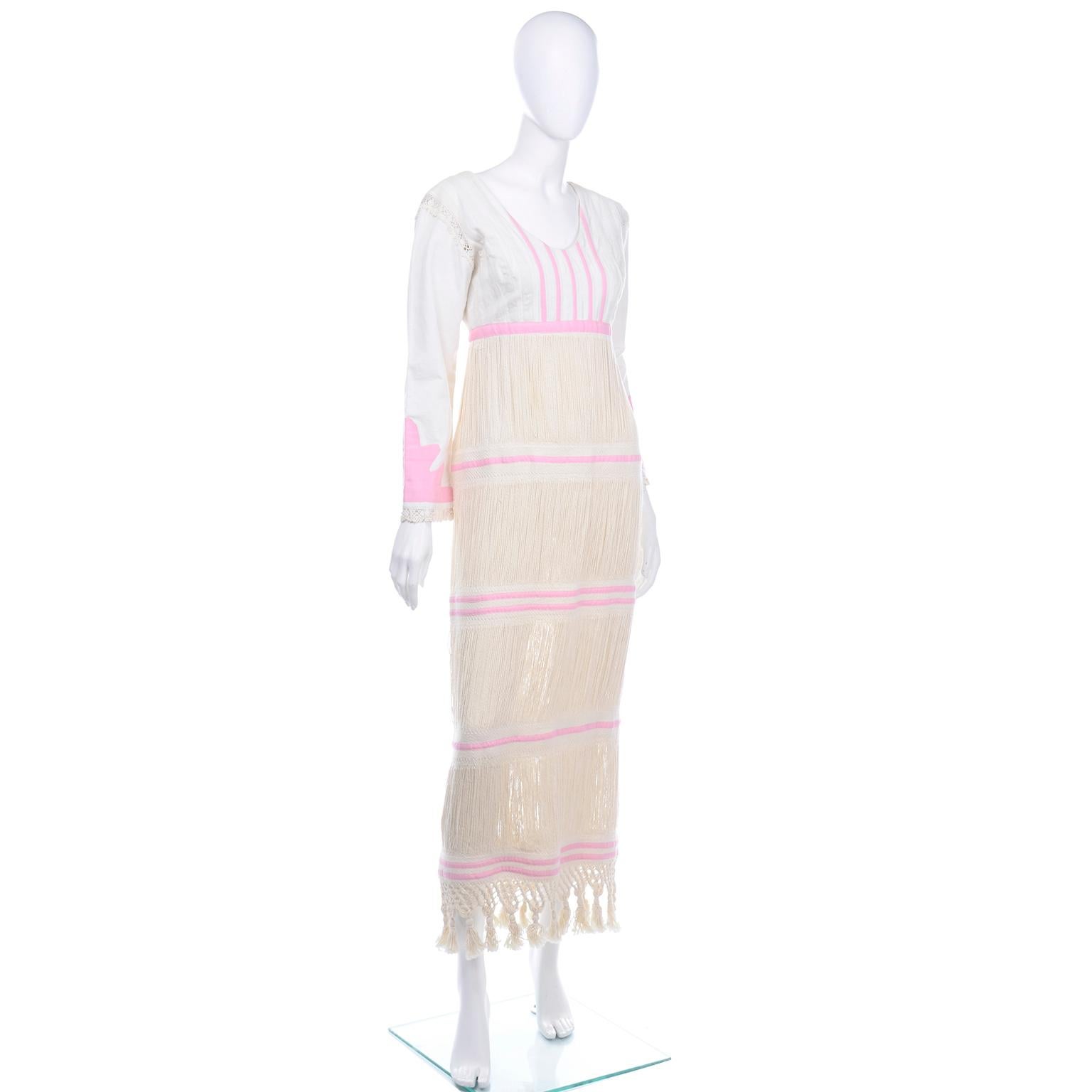 Handgewebtes Vintage-Volkskleid aus Naturleinen aus den 1960er Jahren mit Fransen und rosa Applikationen Damen im Angebot