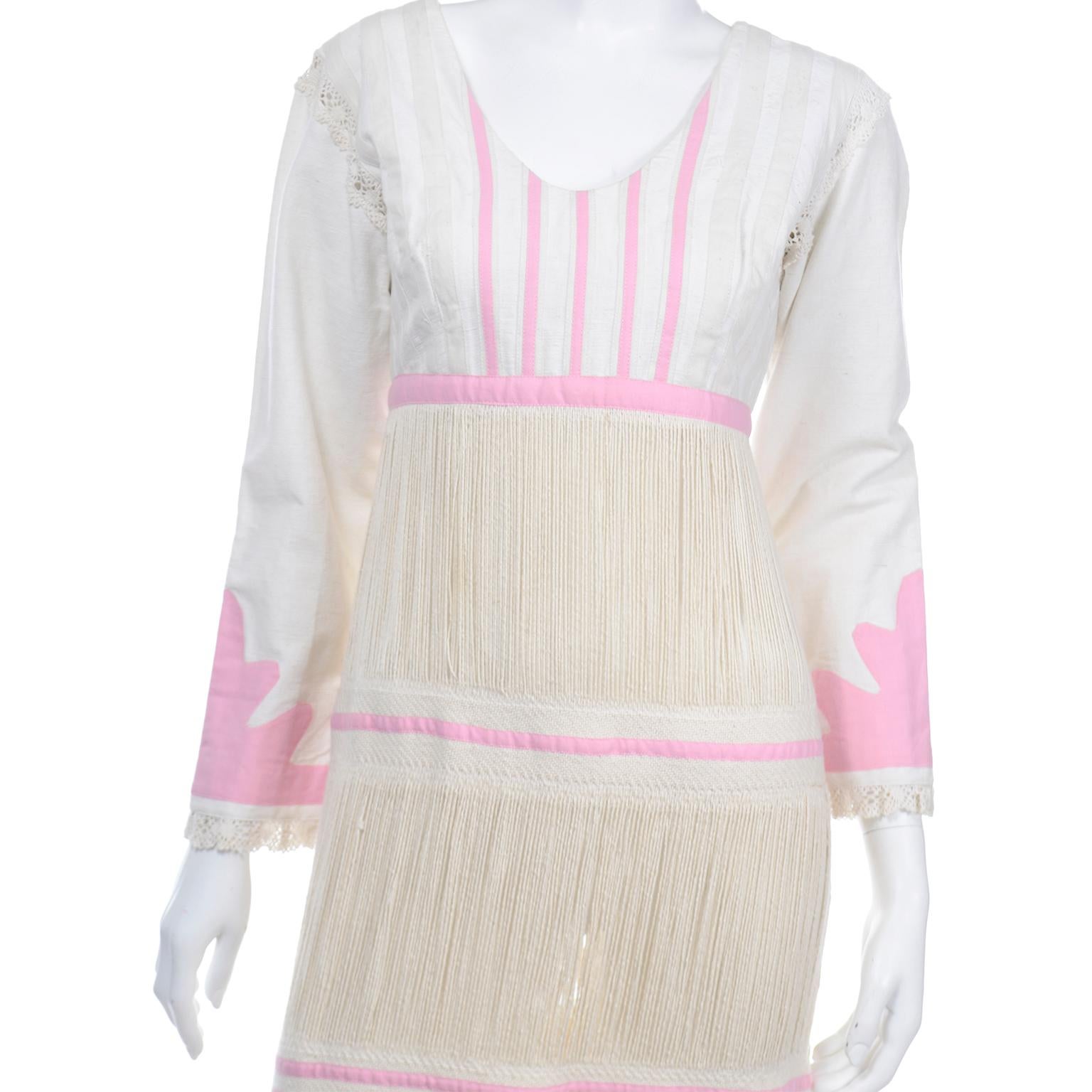 Robe folklorique vintage en lin naturel tissé à la main avec bordure à franges et appliques roses, années 1960 en vente 2