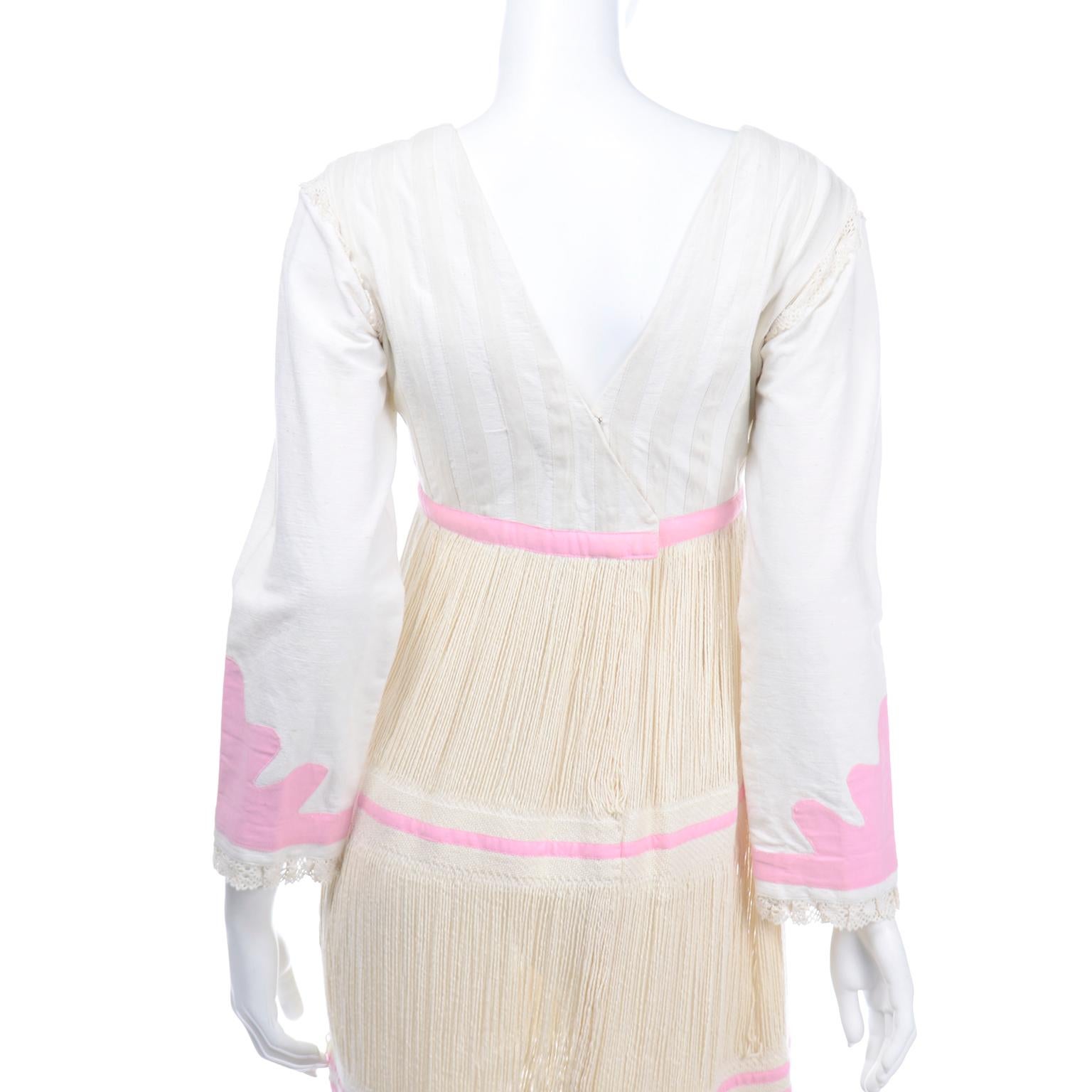Robe folklorique vintage en lin naturel tissé à la main avec bordure à franges et appliques roses, années 1960 en vente 4