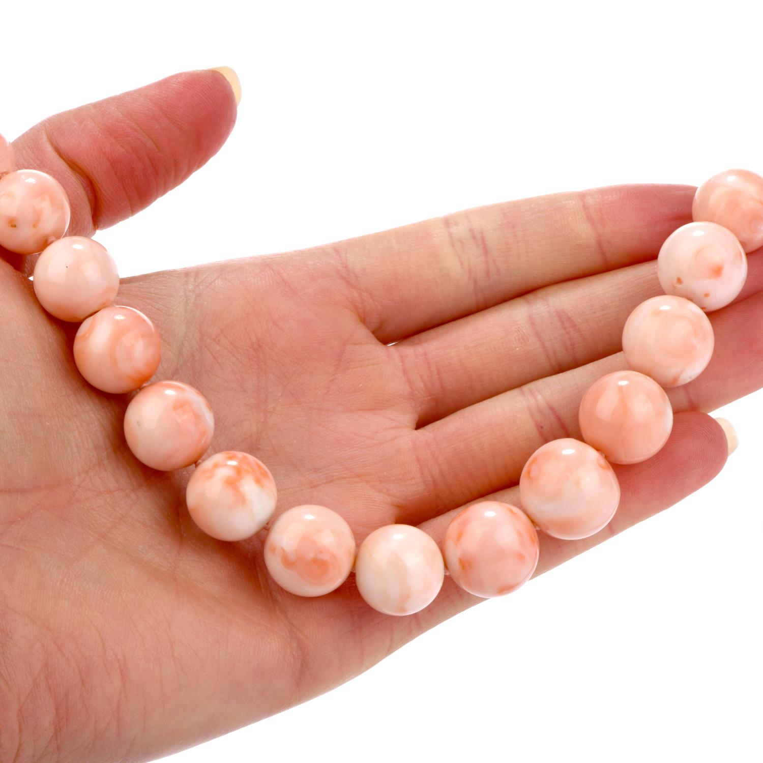 1960er Jahre Natürliche rosa Koralle abgestufte Perlenkette (Retro) im Angebot