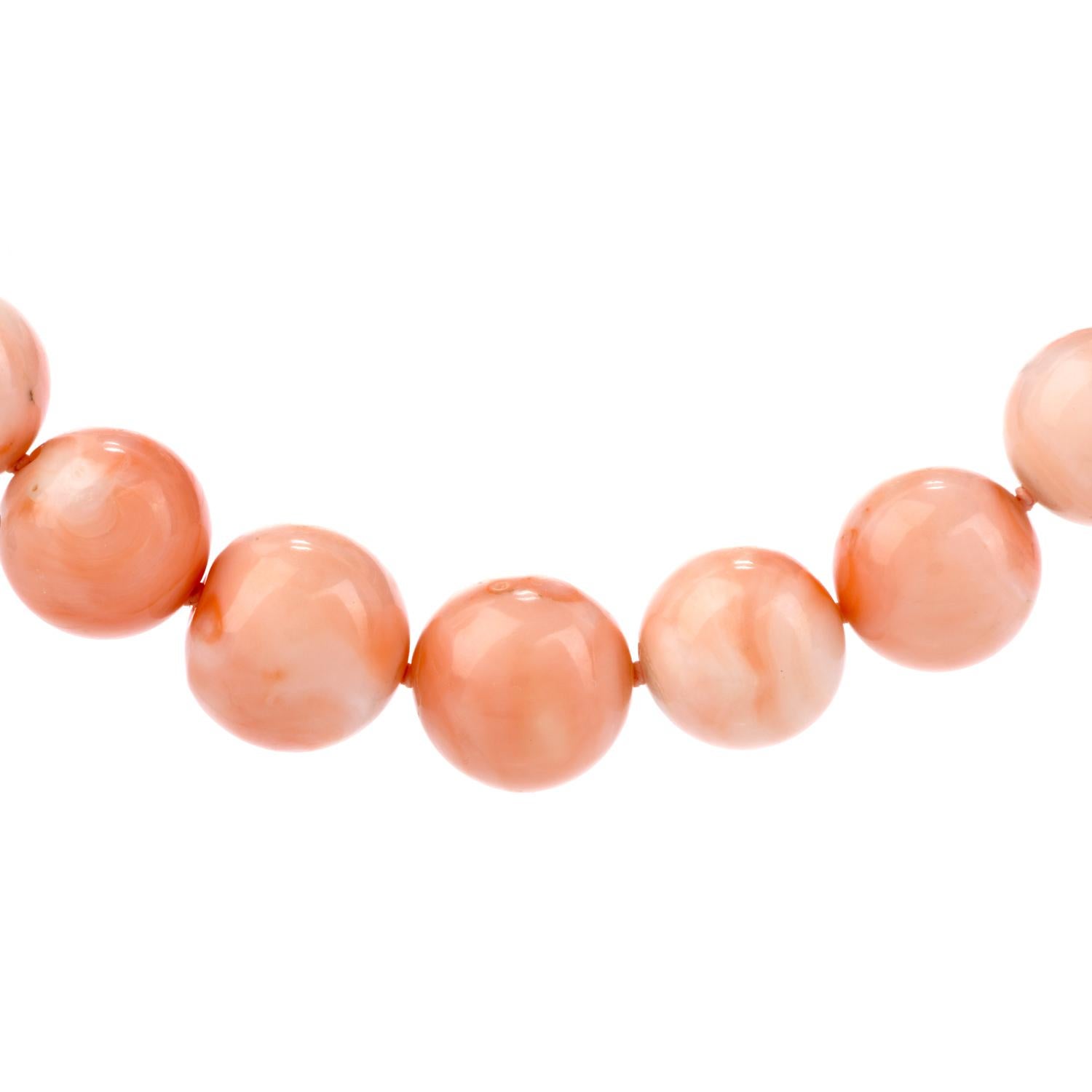 1960er Jahre Natürliche rosa Koralle abgestufte Perlenkette Damen im Angebot