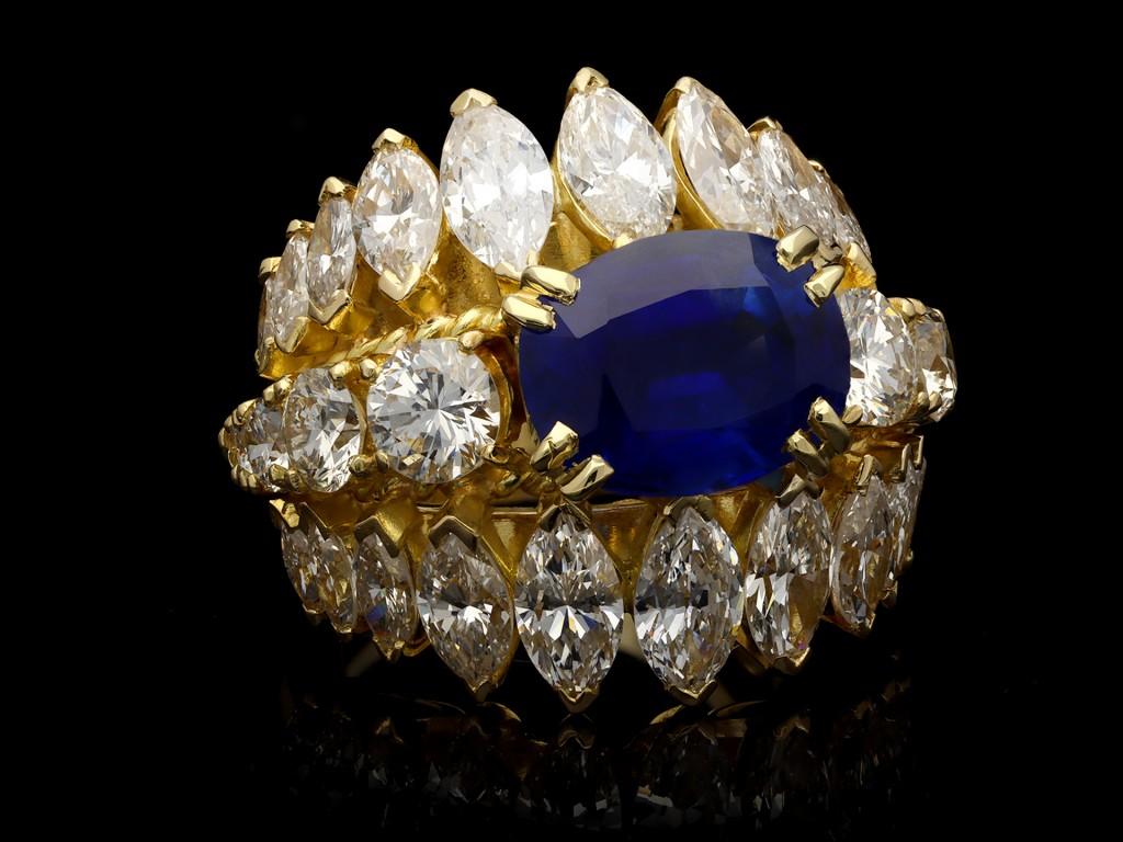 1960s Natural unenhanced Burmese sapphire diamond gold ring For Sale 1