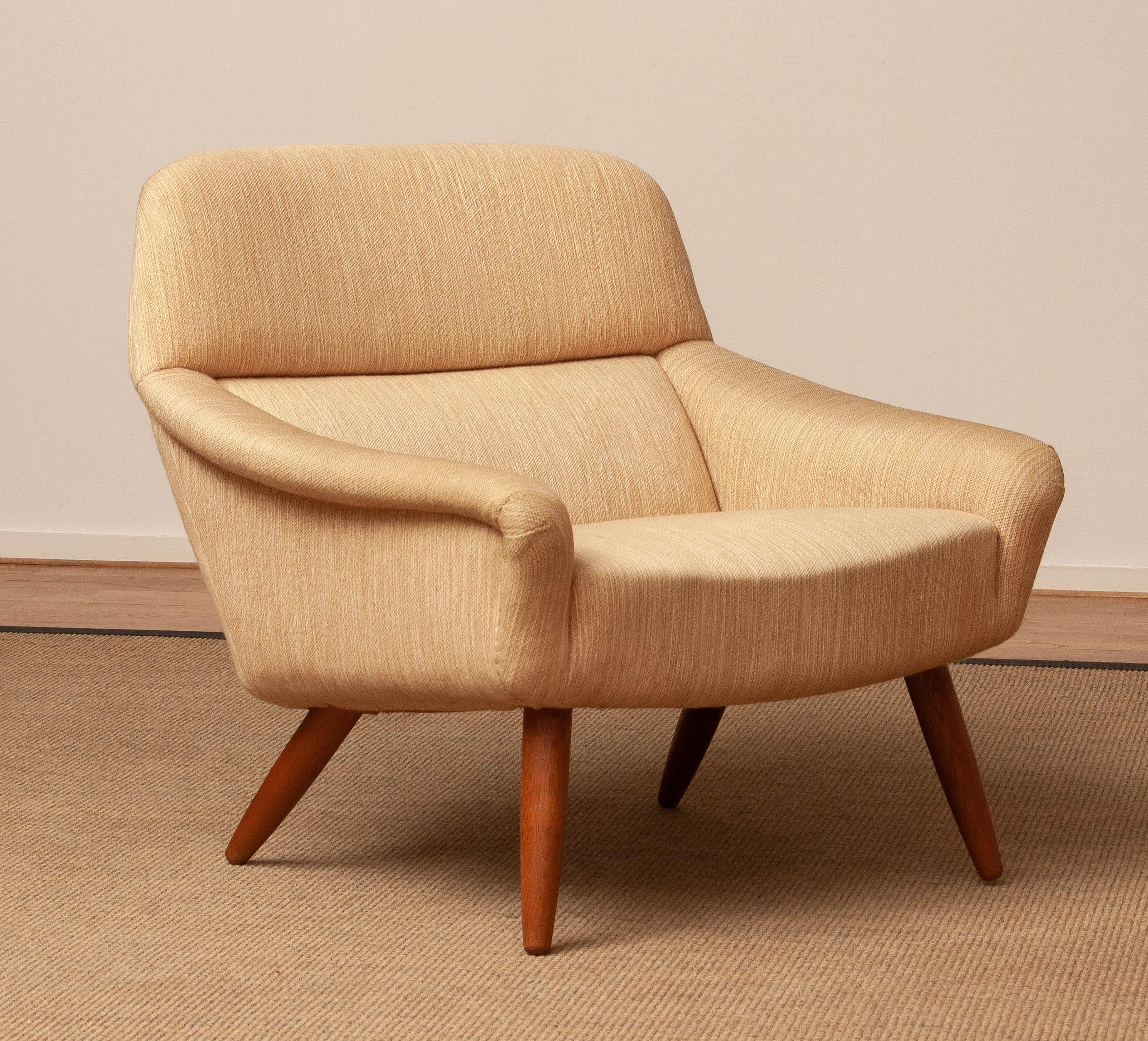 Rare and beautiful solid low back Scandinavian lounge chair with the original natural colored woolen fabric and oak legs from the 1960's designed by Leif Hansen for Mobelfabriken Kronen in Denmark.
This lounge chair is in overal good condition and
