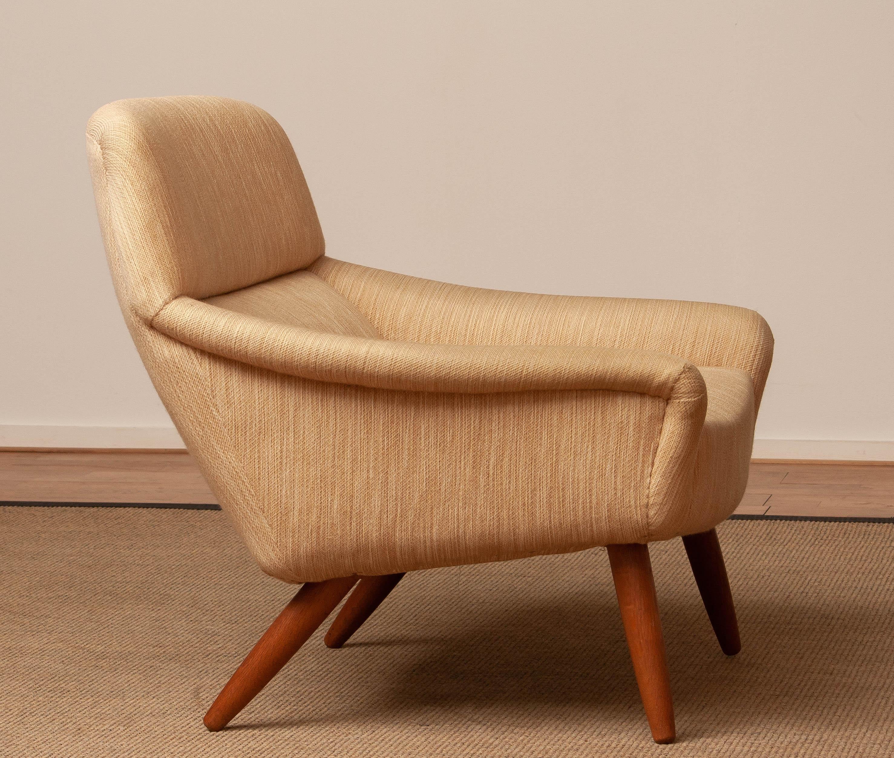 1960s Natural Wool and Oak Lounge Chair von Leif Hansen für Kronen in Dänemark (Dänisch) im Angebot