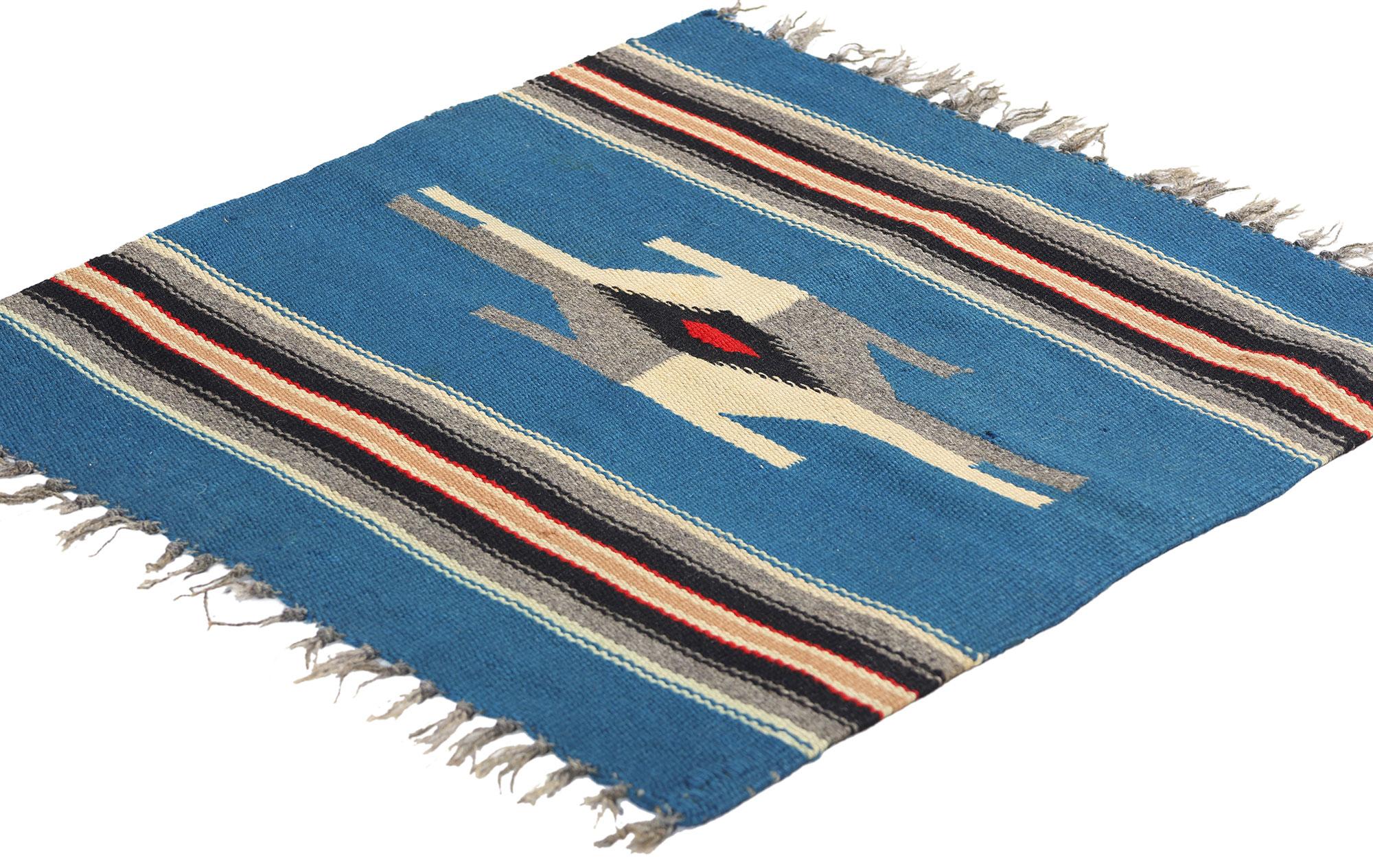 79084 Tapis Chimayo Vintage New Mexico, 01'07 x 01'07. Ce tapis Chimayo vintage en laine tissé à la main au Nouveau-Mexique reflète l'art intemporel et le riche héritage culturel du Sud-Ouest. Irradiant une aura de charme rustique, son champ bleu