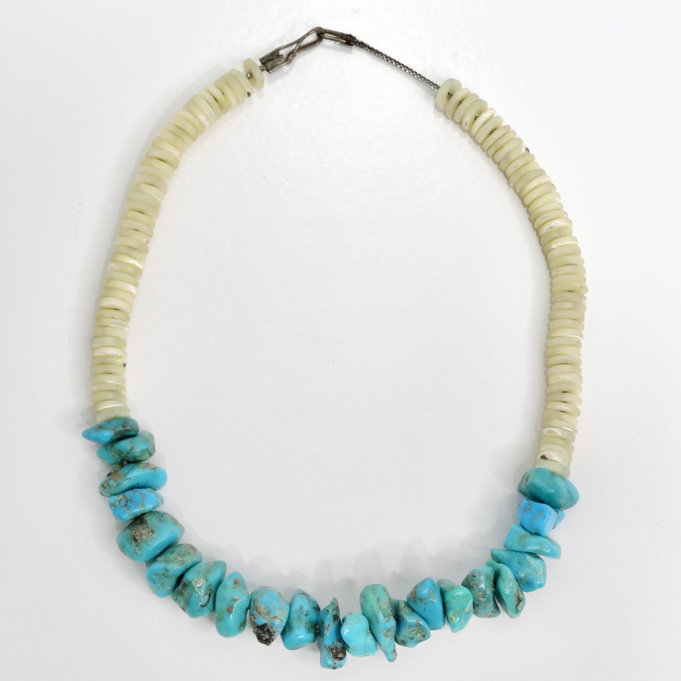 Ti presentiamo la Collana di conchiglie turchesi Navajo del 1960, un pezzo vintage senza tempo che cattura la ricca tradizione e l'artigianato della gioielleria Navajo. Questo bellissimo girocollo è caratterizzato da un'impressionante combinazione