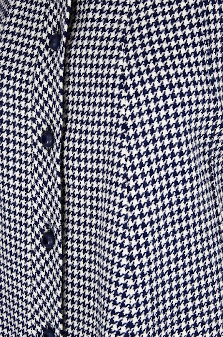 Vestido trapecio de lana de pata de gallo azul marino y blanco de los años 60 en venta 1
