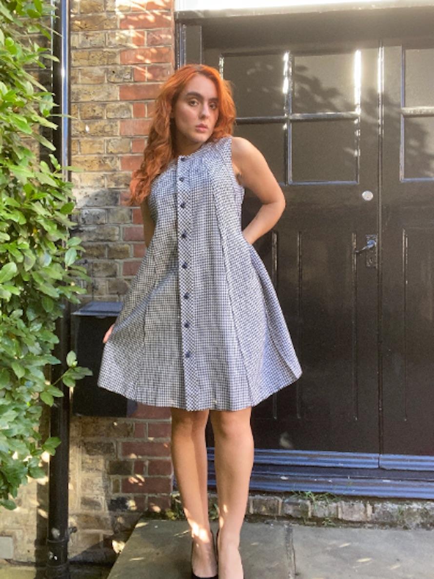 Vestido trapecio de lana de pata de gallo azul marino y blanco de los años 60 en venta 3