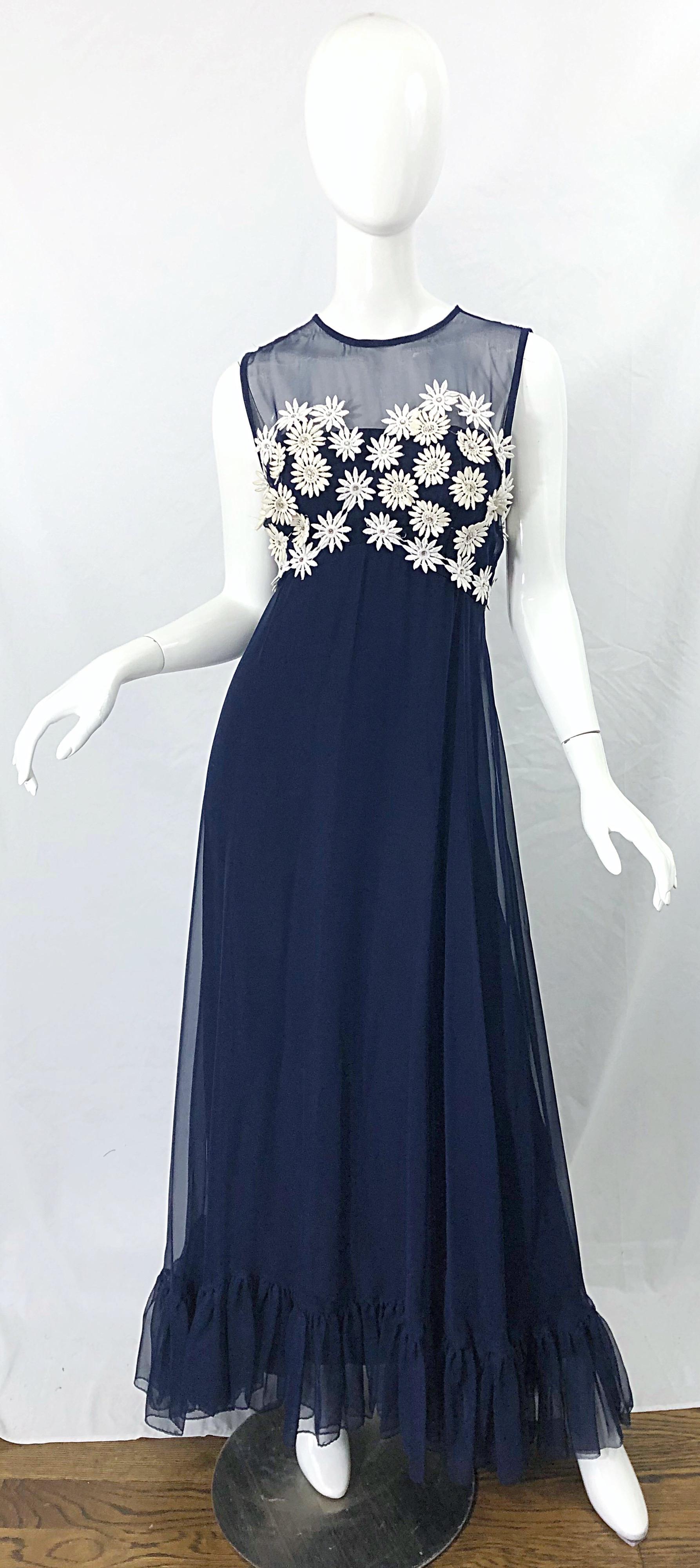 Magnifique robe des années 1960 en mousseline de soie bleu marine et blanche, avec appliques de strass et fleurs ! Le corsage est orné de fleurs blanches cousues à la main et incrustées de strass. Col et dos transparents. Fermeture à glissière