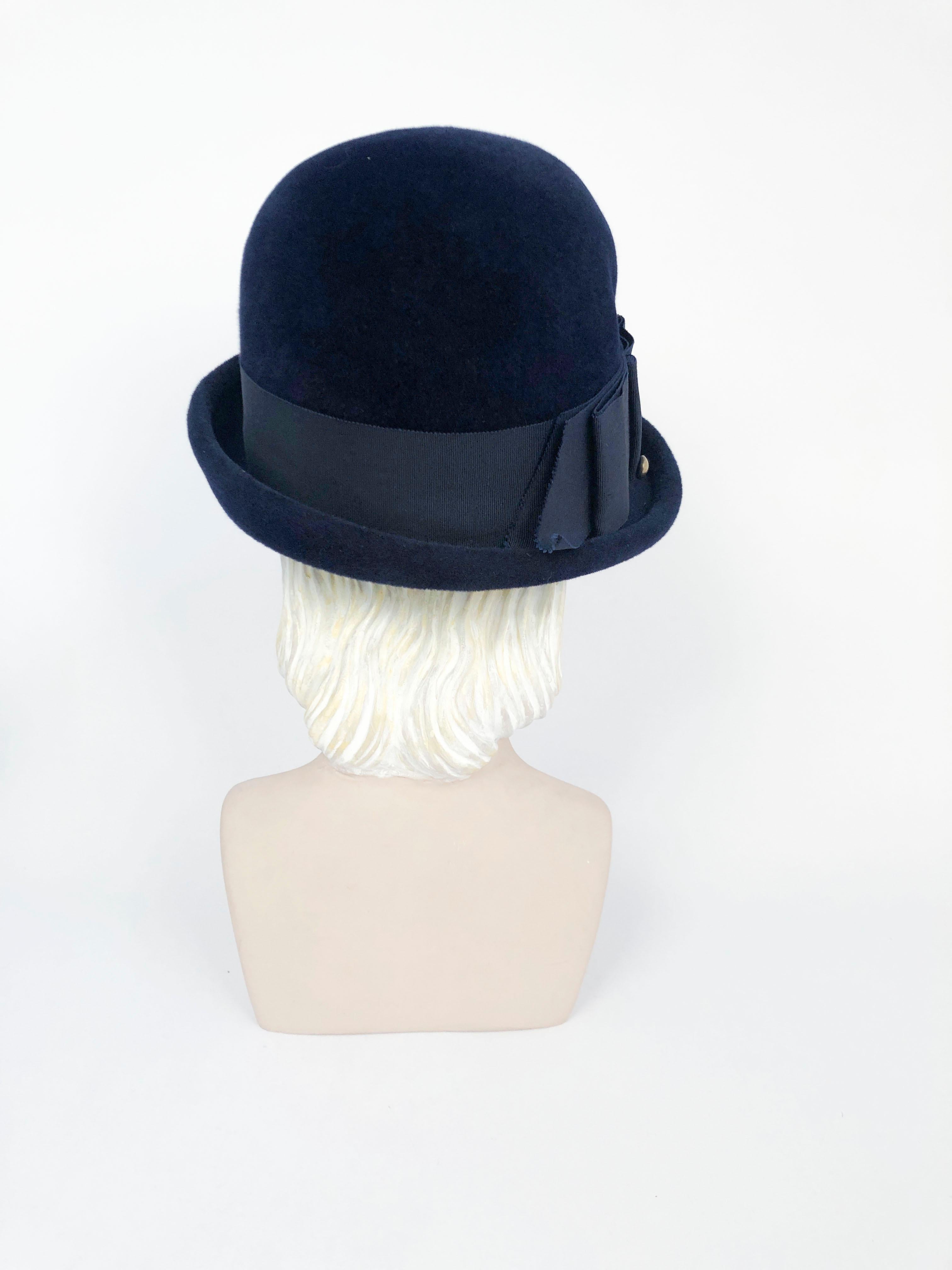 1960s Navy Fur Felt Cloche with Wide Band and Bow In Good Condition In San Francisco, CA