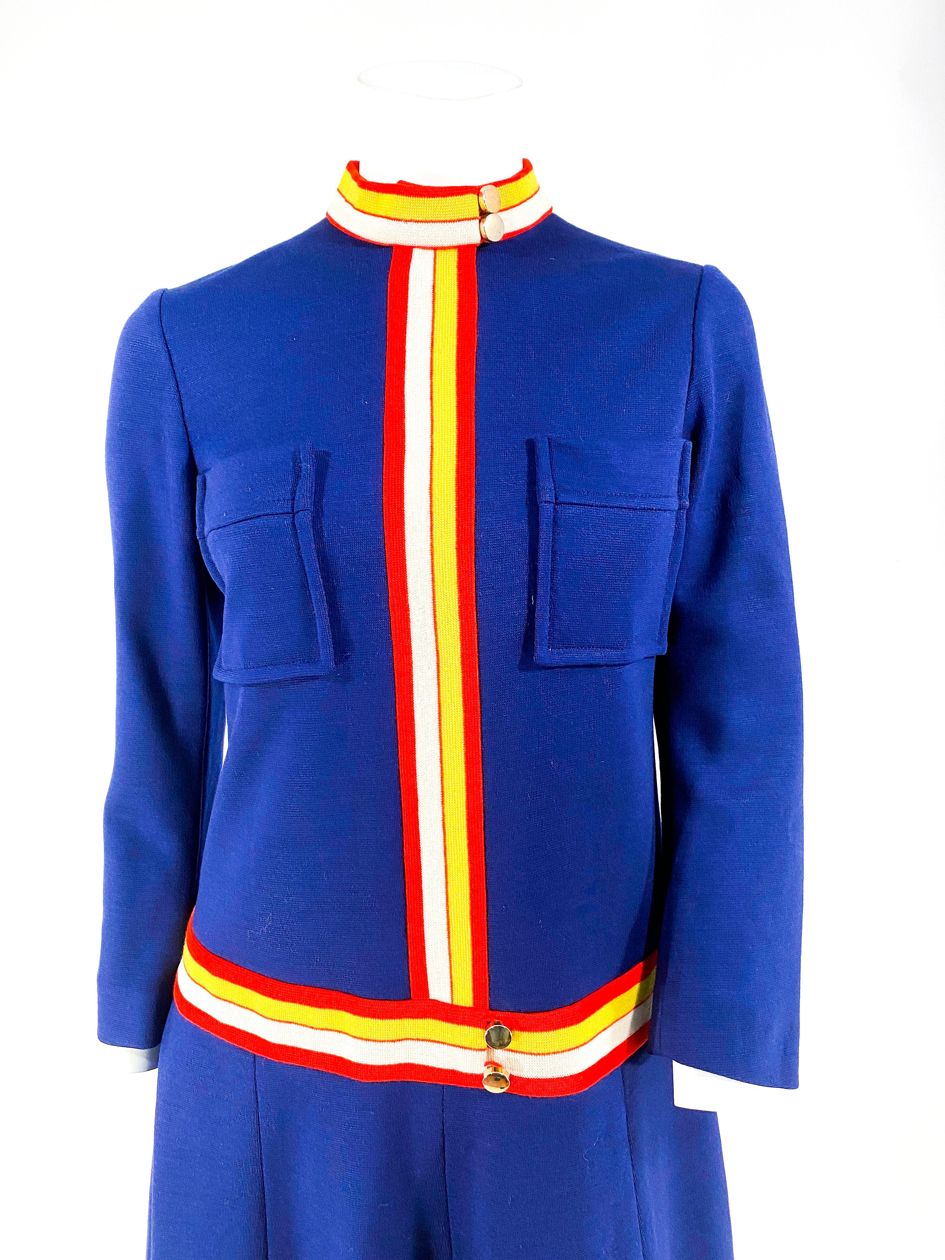 robe en tricot bleu marine des années 1960 de type A-line/shift avec des poches carrées plaquées sur la poitrine, un col nehru à rayures 3 tons dramatique, et une garniture jusqu'à la hanche. Le dos de la robe se ferme par une fermeture à glissière