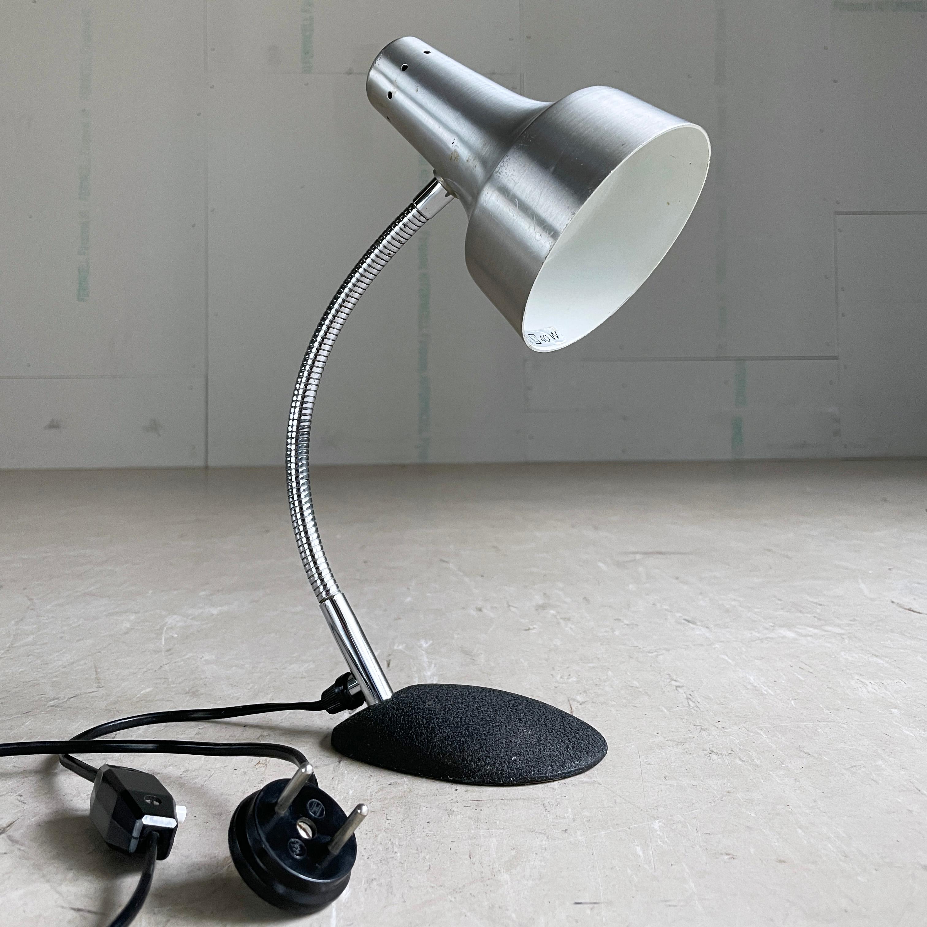 Vintage Ende der 1950er, Anfang der 1960er Jahre Neweba NB3 Schreibtisch / Tischlampe. Aluminiumschirm mit verstellbarem, verchromtem Hals auf einem Sockel aus Gusseisen. Max. 40W
Produziert von Neweba, Schweiz. Voll funktionsfähig (mit Schweizer