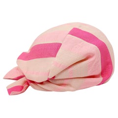 1960er Neiman Marcus maßgefertigter rosa gestreifter Seidenturban mit Streifendruck