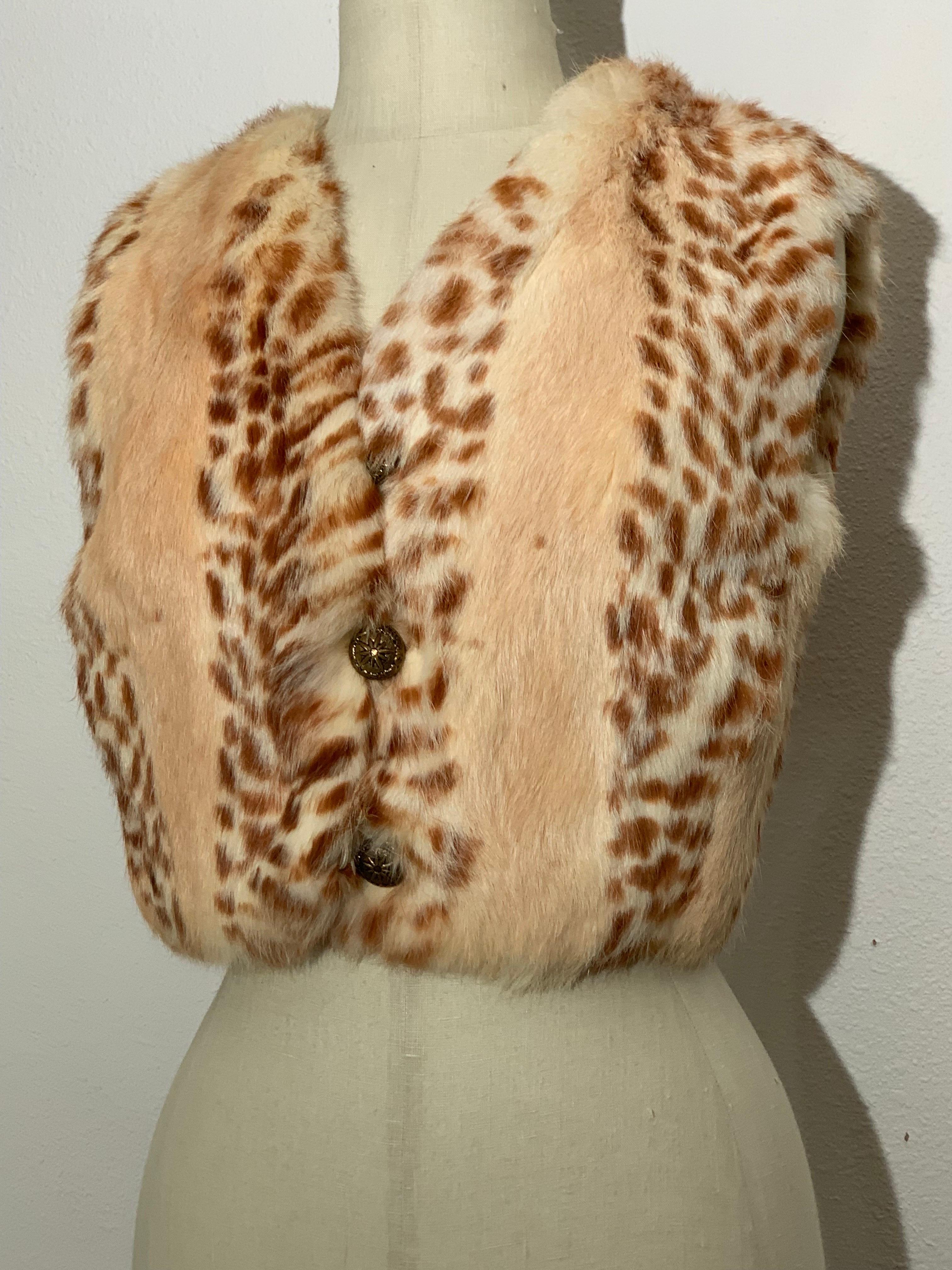 1960er Jahre Neiman Marcus Fawn-Stenciled Kaninchen Pelz Gilet Weste w dekorative Messingknöpfe: Gefüttert mit Grosgrain-Acetat, ist dies ein lustiges Grundnahrungsmittel für Ihre Herbstgarderobe!  US Größe 4.