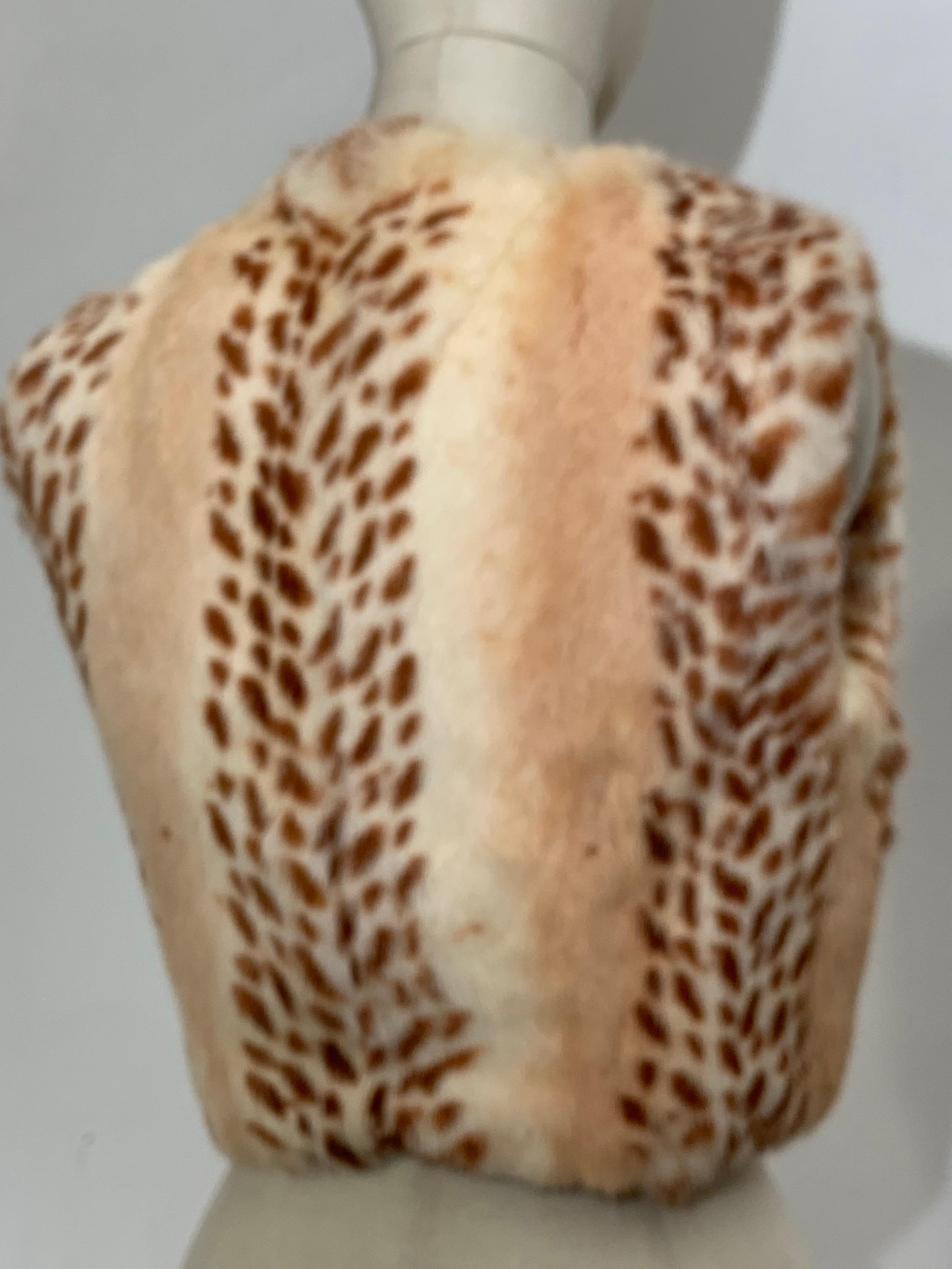 1960er Neiman Marcus Fawn-Stenciled Kaninchen Pelz Gilet Weste w dekorative Knöpfe im Zustand „Hervorragend“ im Angebot in Gresham, OR