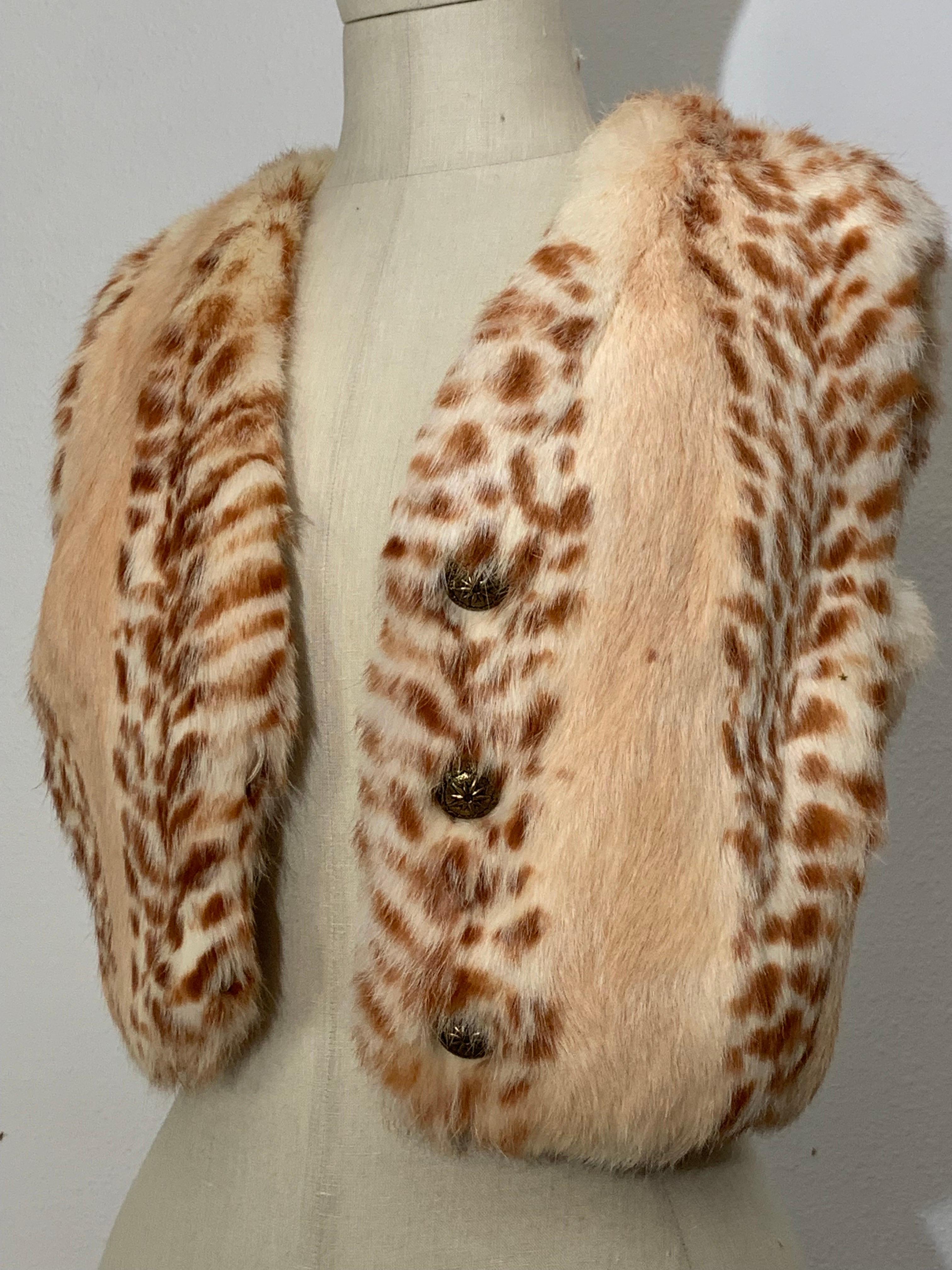 1960er Neiman Marcus Fawn-Stenciled Kaninchen Pelz Gilet Weste w dekorative Knöpfe im Angebot 1