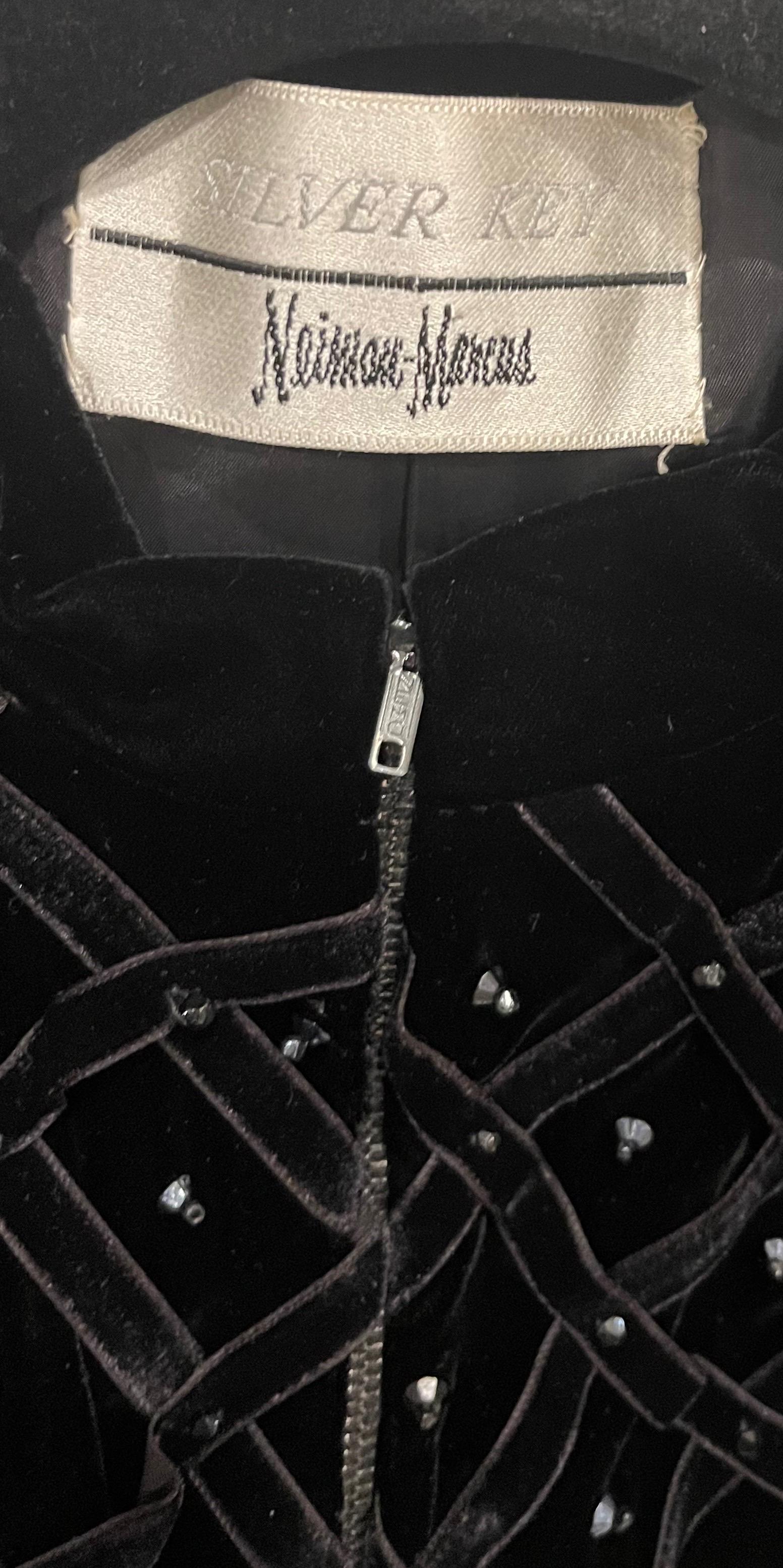 Schicke 1960er Jahre NEIMAN MARCUS 'Silver Key' schwarze Samtjacke ! Verschlungenes Gitterband mit Tausenden von handgenähten schwarzen Strasssteinen und Perlen. Durchgehender Metallreißverschluss auf der Vorderseite. Perfekt allein oder in