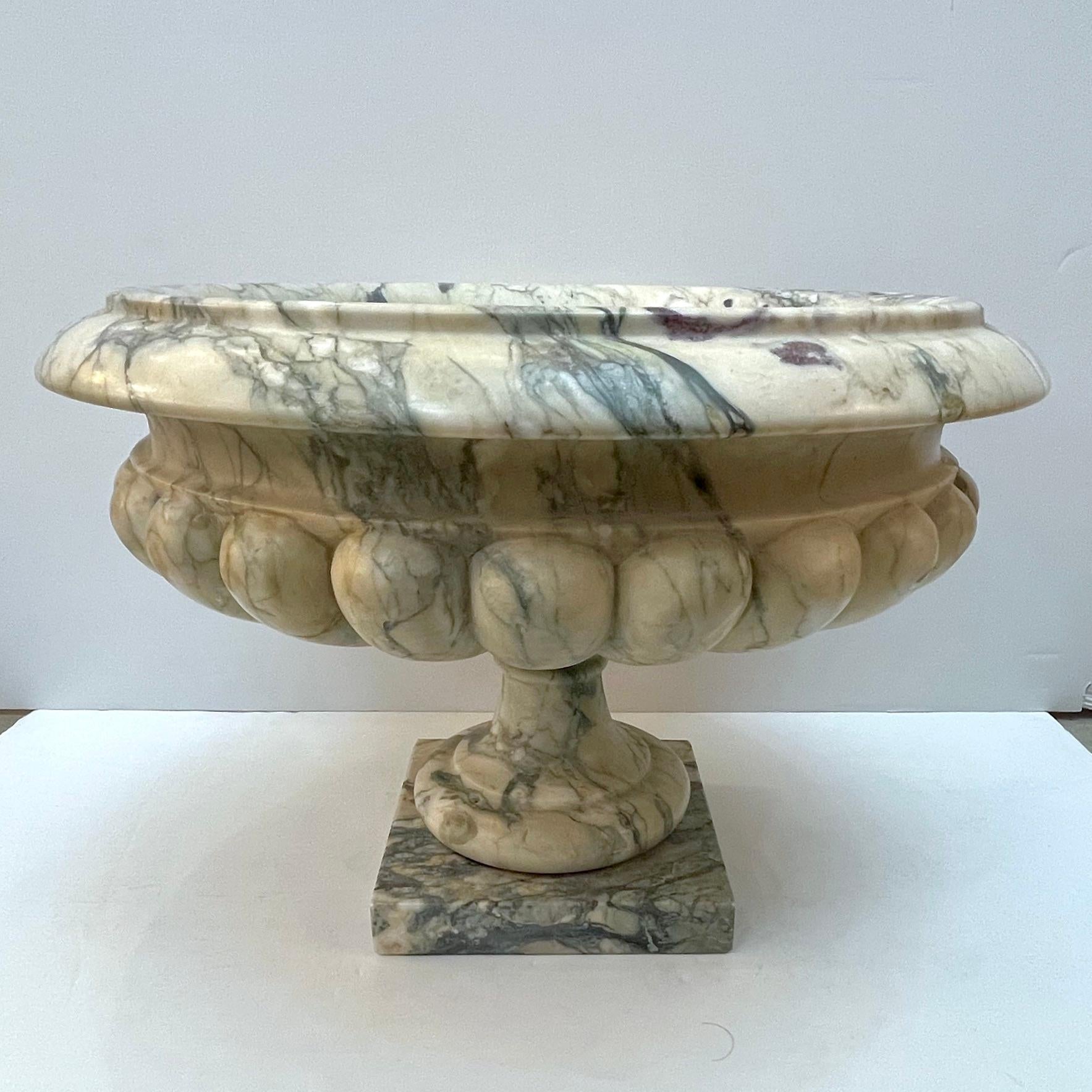 1960er Jahre Neoklassische italienische Tazza-Schale aus beigefarbenem Marmor mit grün-rosa Adern im Angebot 7